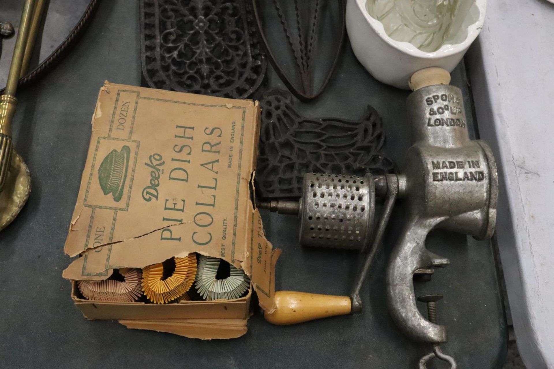 A MIXED LOT OF VINTAGE KITCHENALIA TO INCLUDE CERAMIC AND GLASS MOULDS, PIE DISH COLLARS, CAST - Image 5 of 5