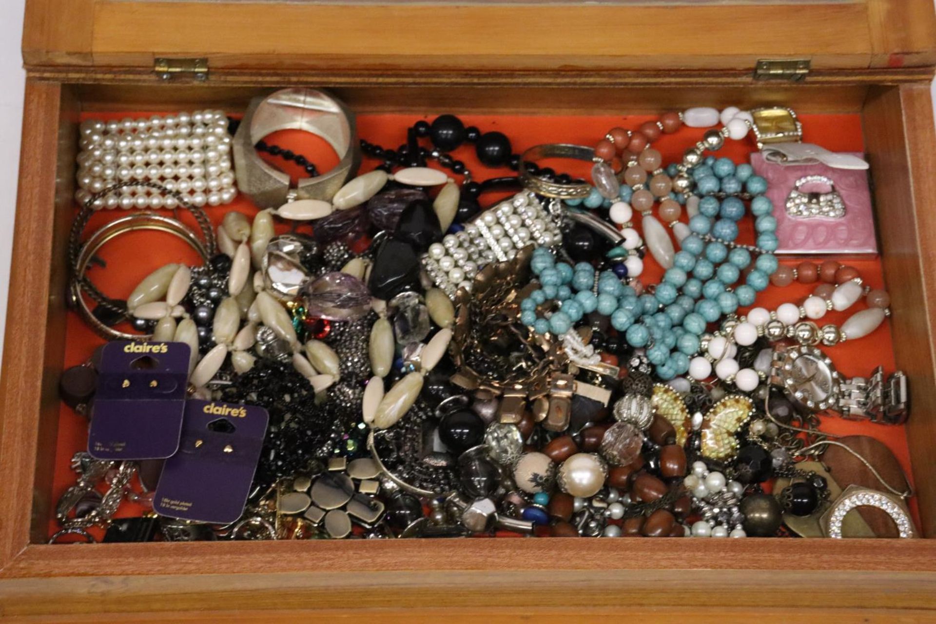 A QUANTITY OF COSTUME JEWELLERY IN A GLASS TOPPED DISPLAY CASE - Image 3 of 6