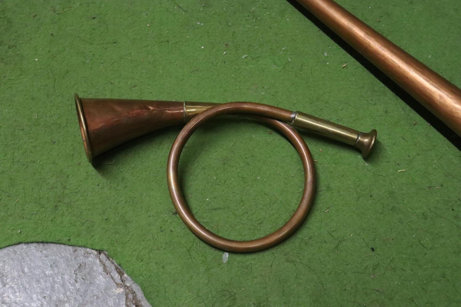 A VINTAGE COPPER AND BRASS COACHING HORN PLUS A COPPER AND BRASS HUNTING HORN - Image 4 of 4