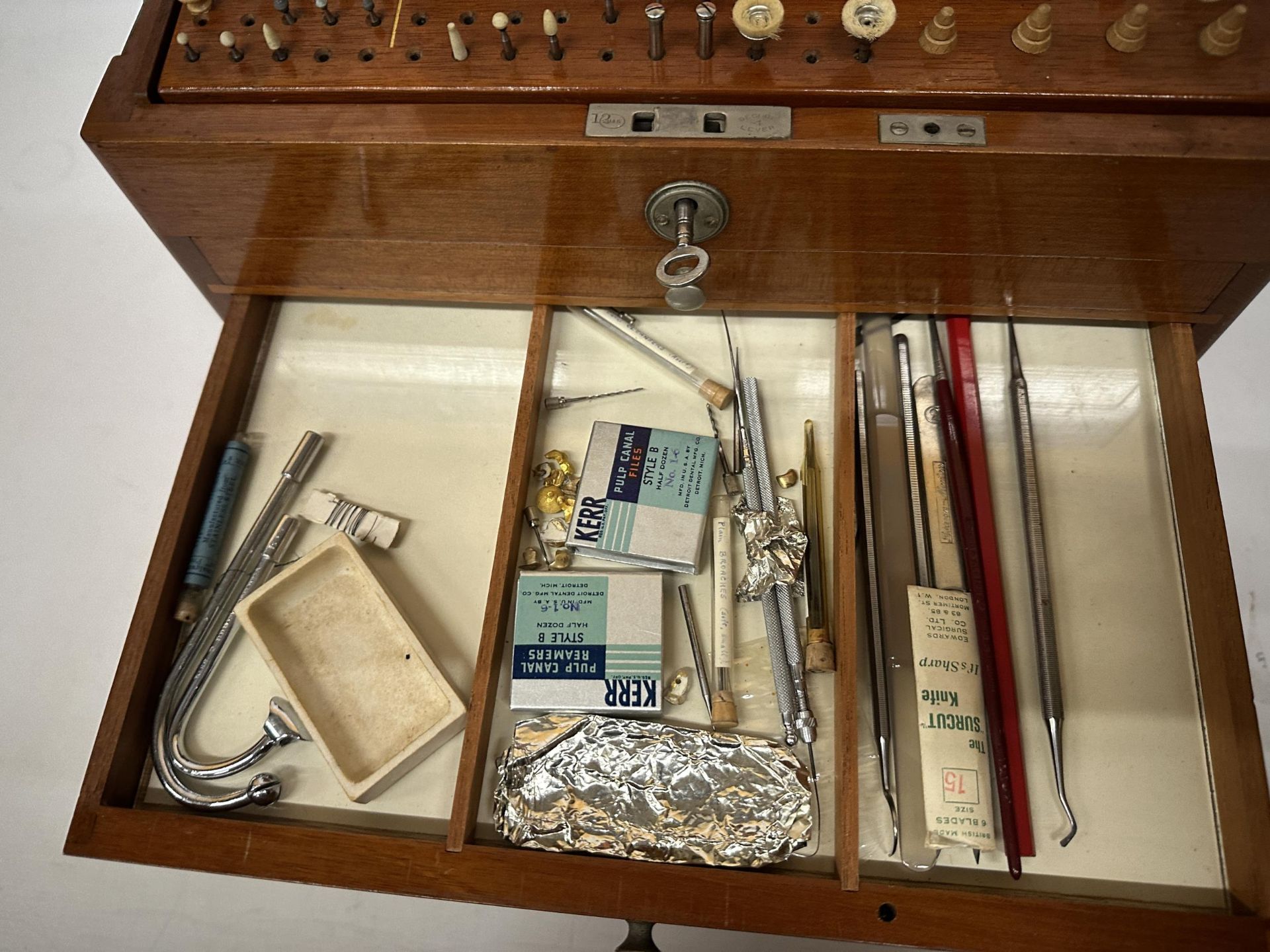 AN DENTAL SURGEON'S ANTIQUE TRAVEL CABINET WITH CONTENTS - Bild 6 aus 10