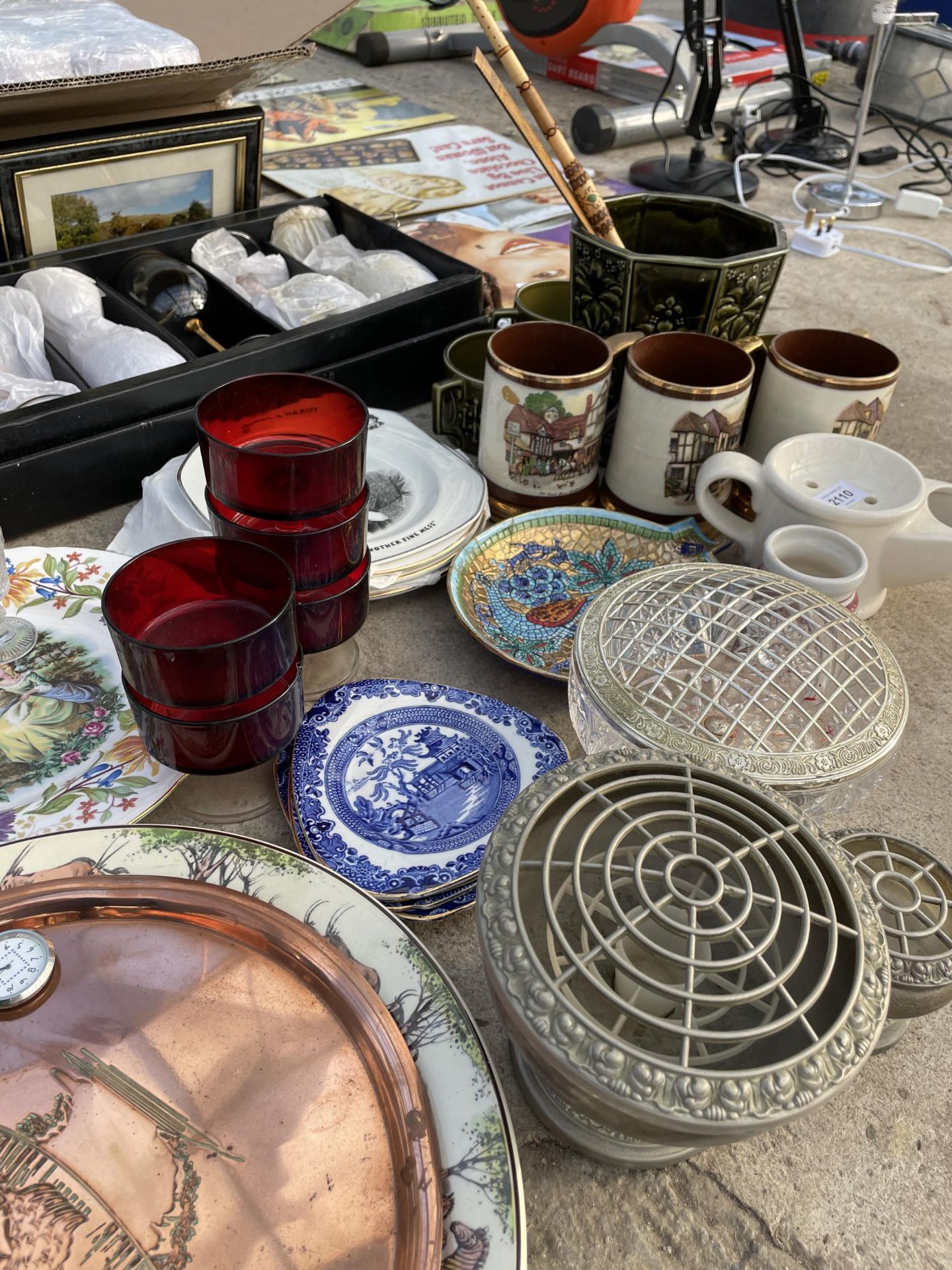 AN ASSORTMENT OF VARIOUS CERAMICS AND GLASSWARE - Image 2 of 10