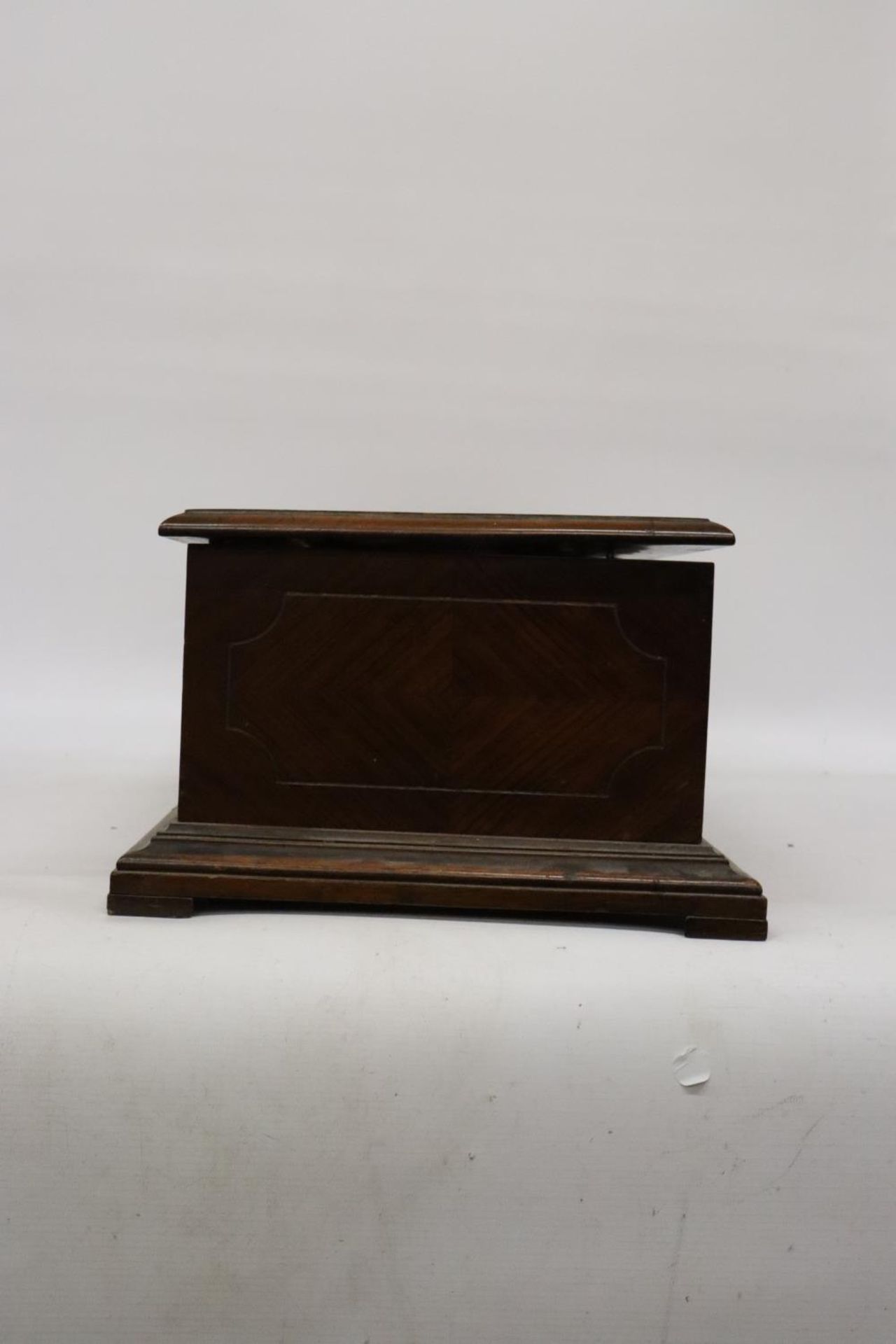 A LATE 19TH CENTURY ROSEWOOD CASED MUSIC BOX WITH TEN AIRS - 66CM (W), 33CM (D), 21CM (H) - SPRING - Bild 9 aus 9