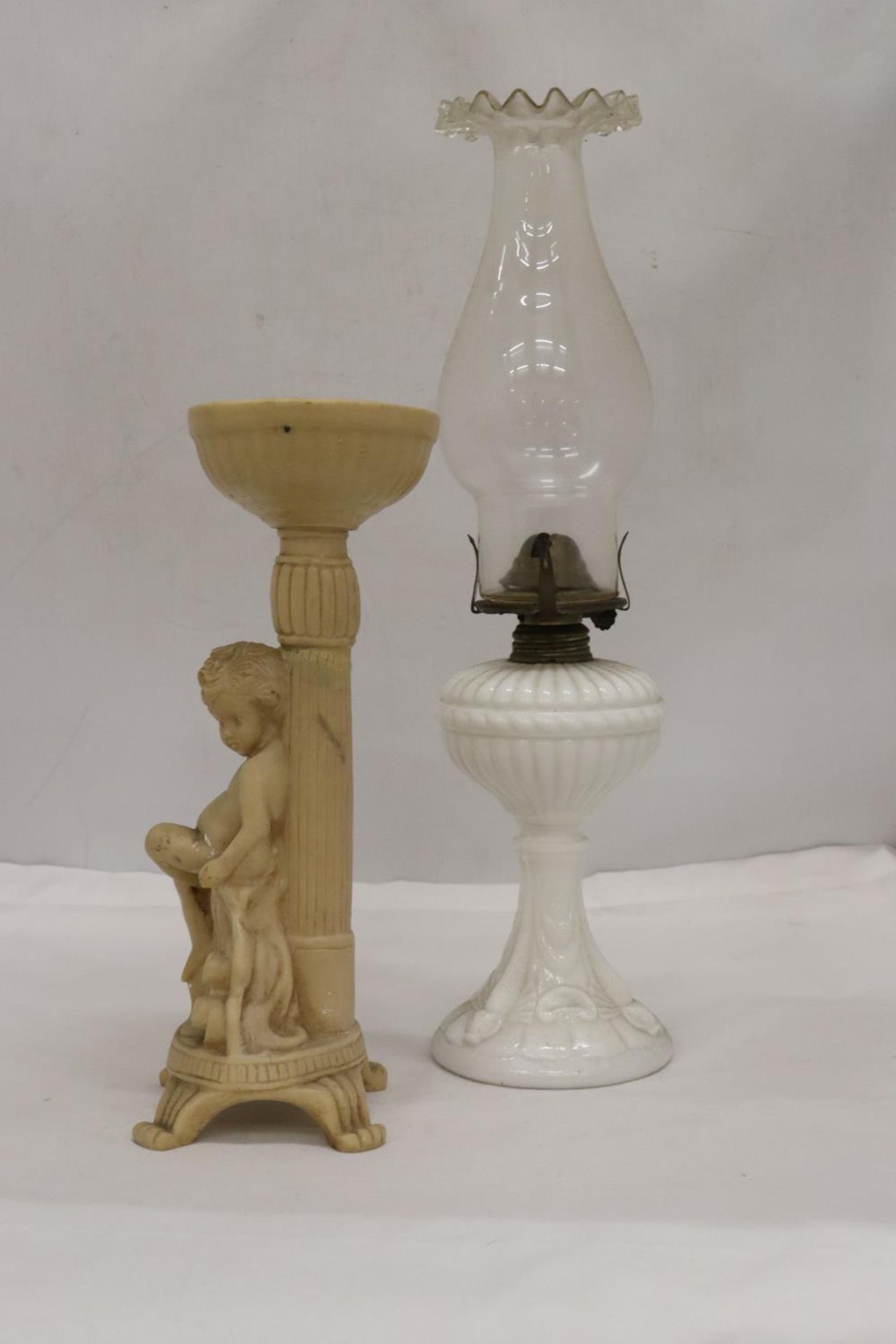 A WHITE BASED GLASS FLUTED SHADE OIL LAMP AND A CHERUB DESIGN FLOWER ARRANGIMG STAND - Image 4 of 5