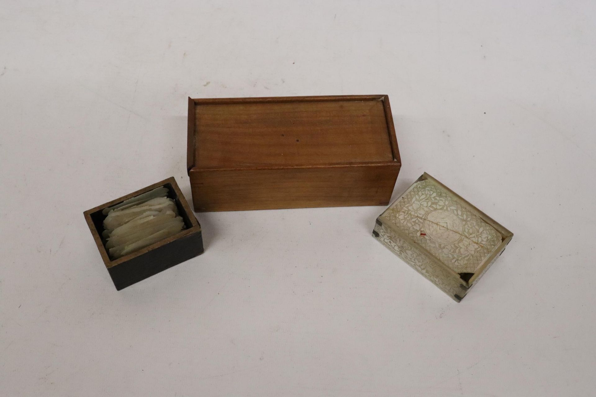 A CHINESE 19TH CENTURY MOTHER OF PEARL BOX CONTAINING GAMING COUNTERS, TWO FURTHER BOXES OF MOTHER - Image 7 of 8