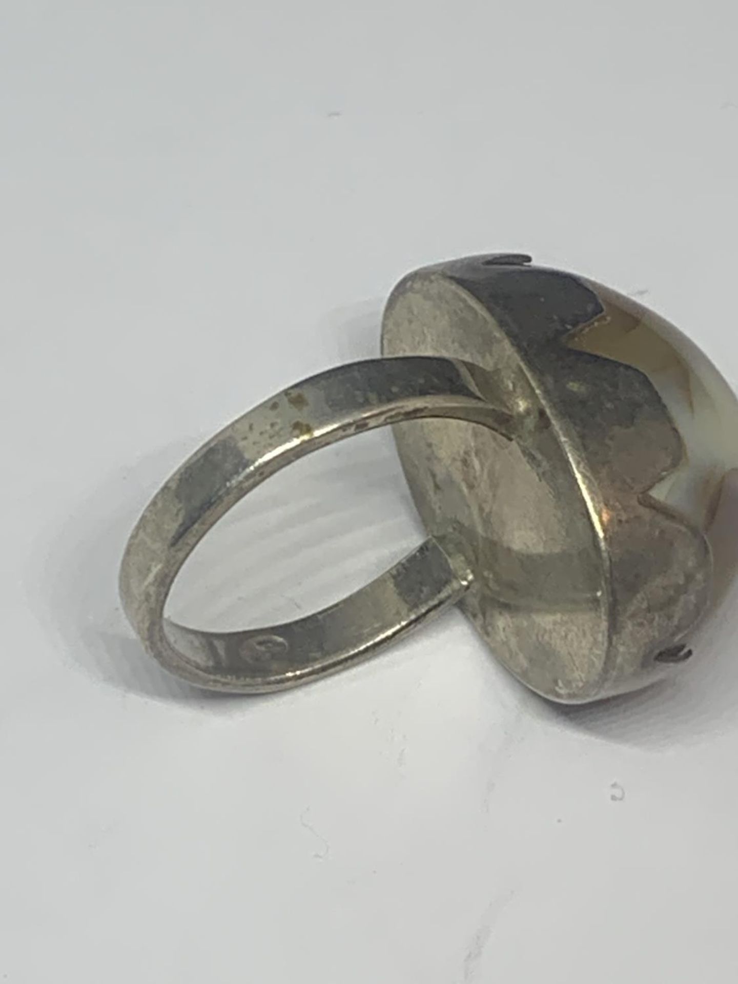 A HALLAMRKED LONDON SILVER RING WITH LARGE SEMI PRECIOUS STONE SIZE P - Image 2 of 4