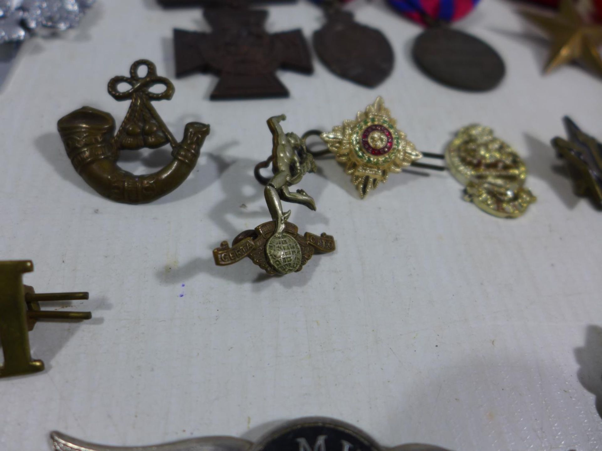 A LARGE COLLECTION OF MEDALS AND ASSORTED MILITARY BADGES, TO INCLUDE WORLD WAR I WAR MERIT CROSS, - Image 6 of 8