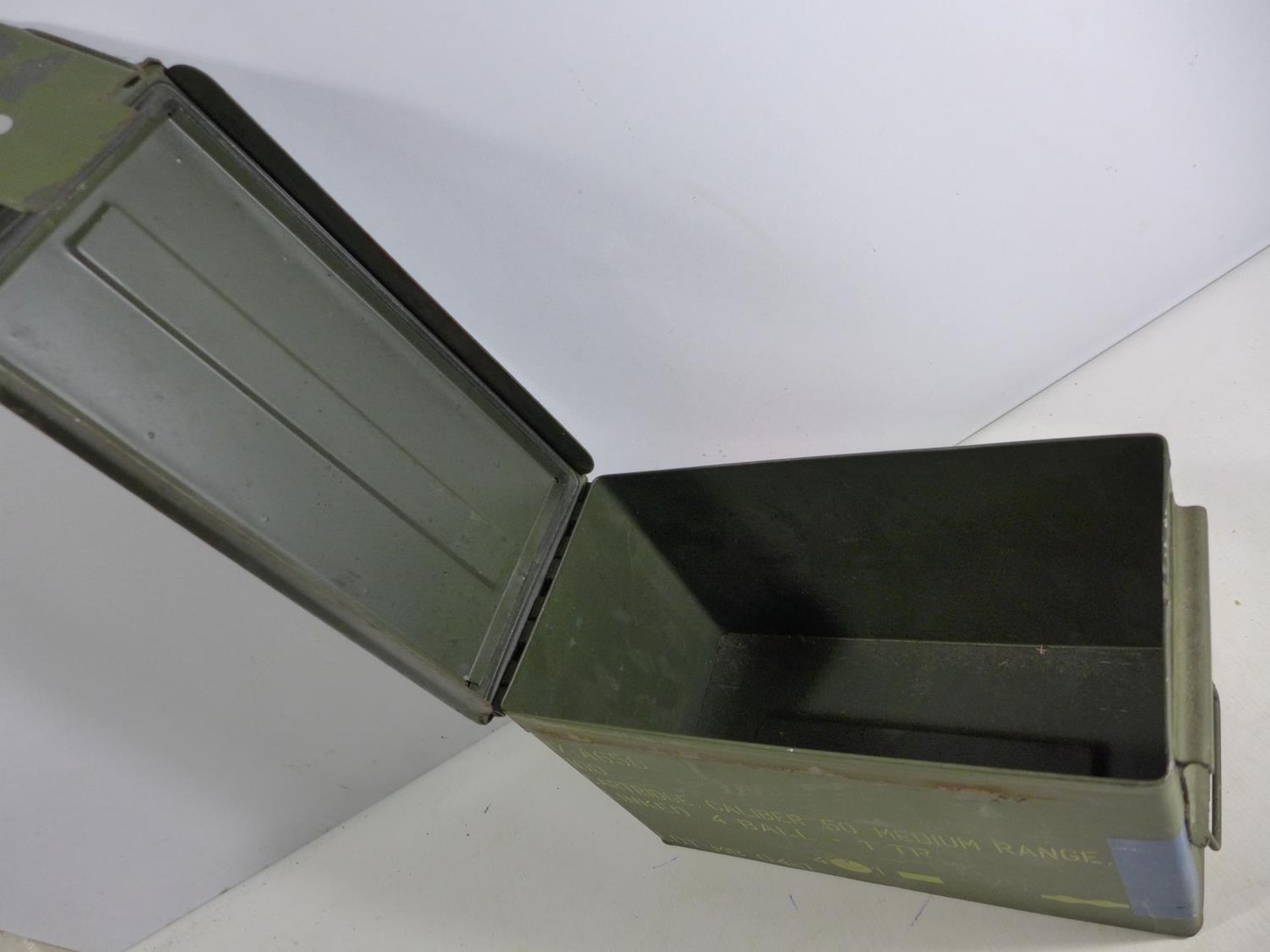 A GREEN PAINTED AMMUNITION BOX - Image 3 of 3