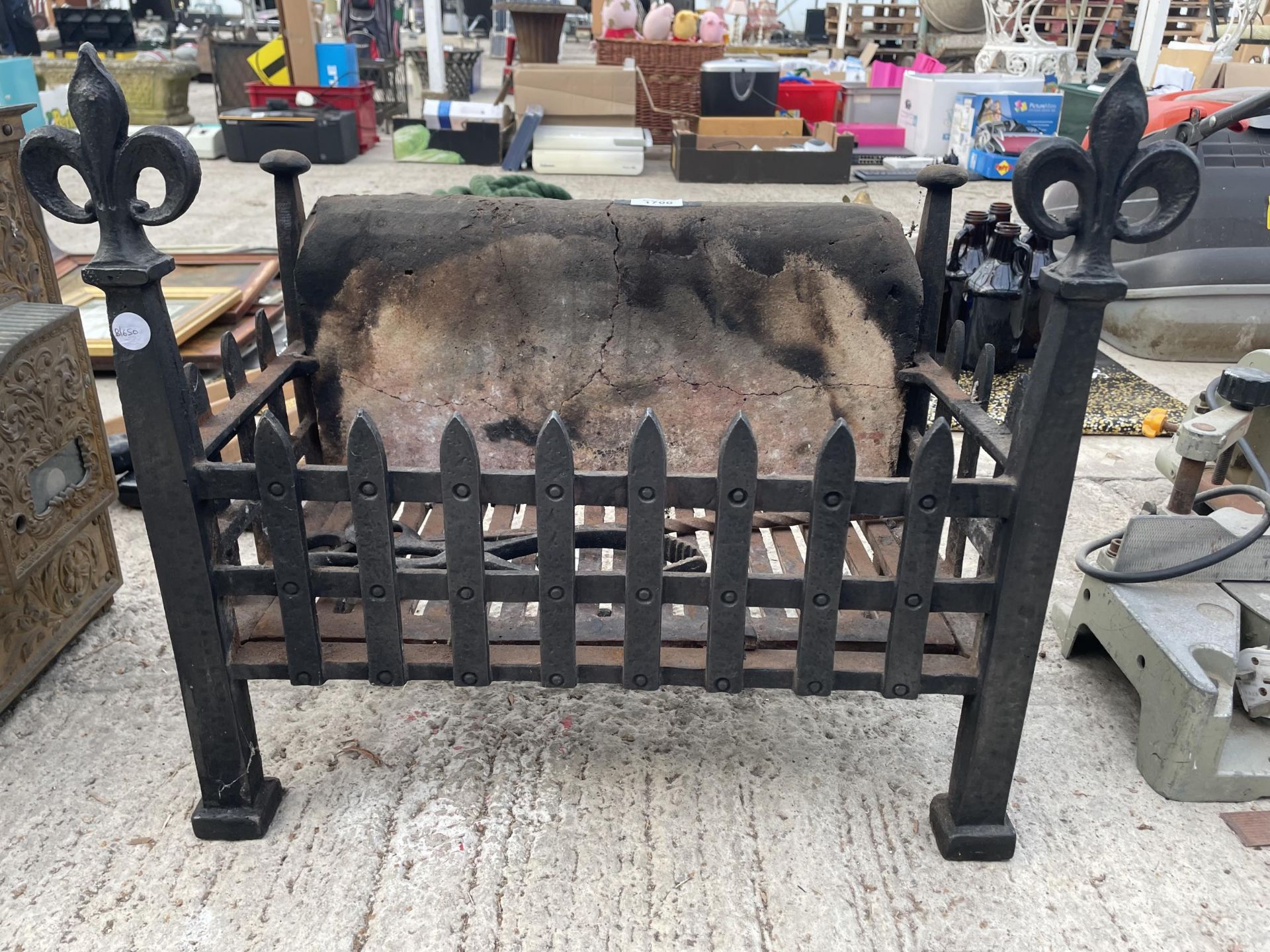 A VINTAGE CAST IRON FIRE GRATE AND TWO COMPANION ITEMS - Image 2 of 3