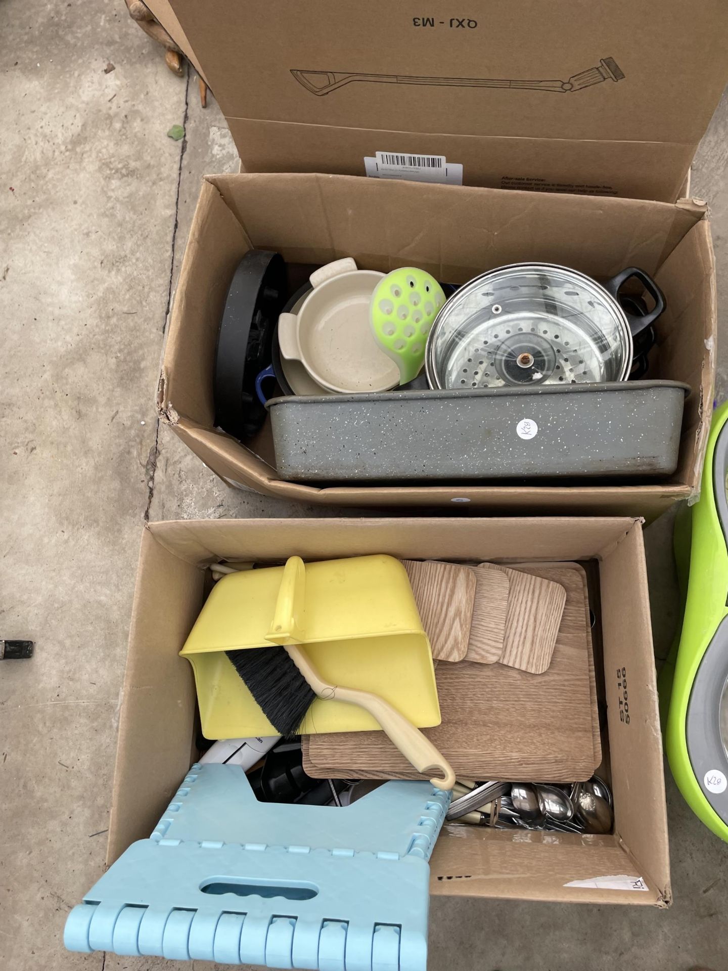 AN ASSORTMENT OF KITCHEN ITEMS TO INCLUDE PANS, WOODEN PLACE MATS AND A NEW AND BOXED - Image 3 of 4