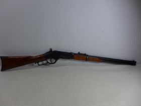 A NON FIRING REPLICA WINCHESTER RIFLE, 50CM BARREL, WOODEN STOCKED, LENGTH 100CM