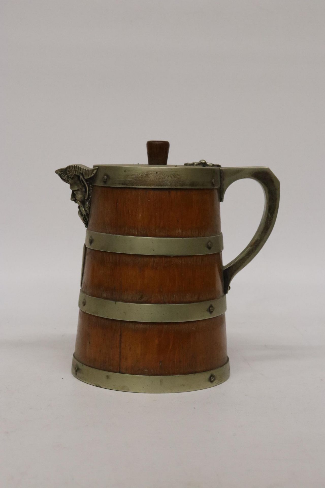 AN OAK AND SILVER PLATED BANDED ICE WATER JUG - 23CM (H)