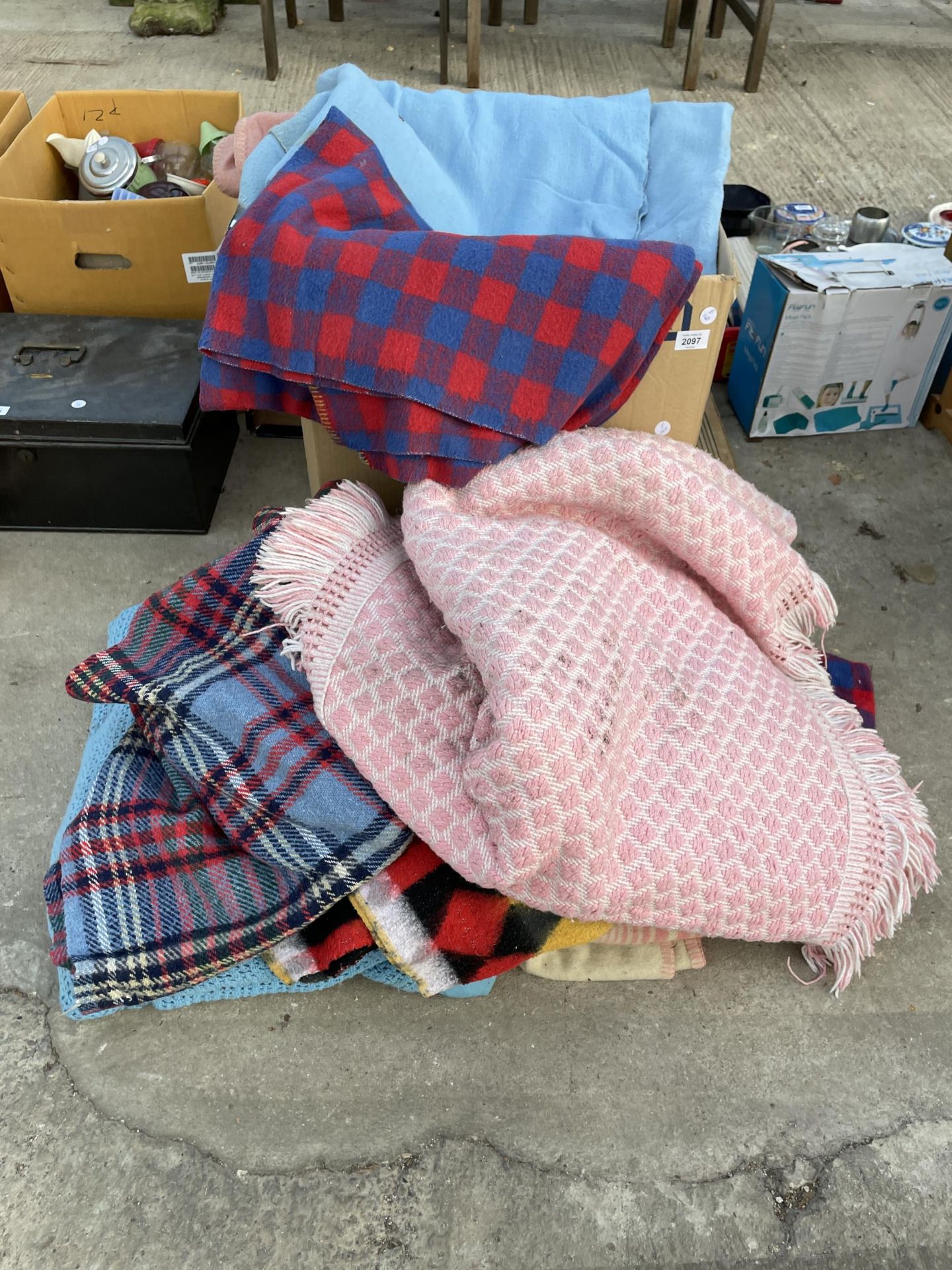 A LARGE QUANTITY OF ASSORTED BLANKETS
