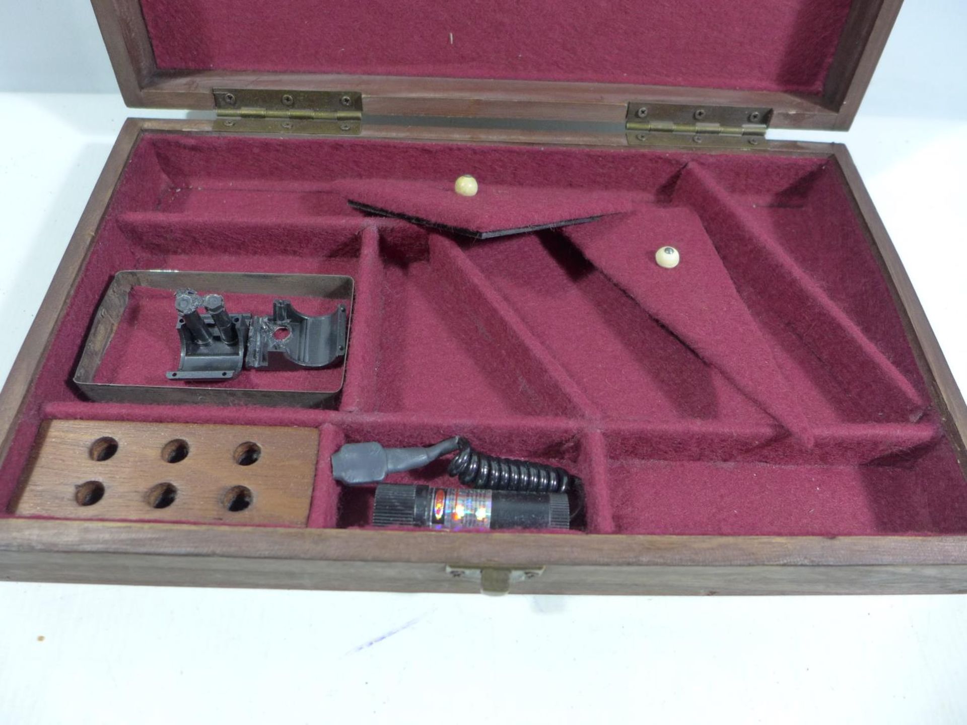 A WOODEN BOX FITTED OUT FOR A 28CM WIDE PISTOL, WIDTH OF BOX 30CM, DEPTH 18CM, HEIGHT 6CM - Image 3 of 4