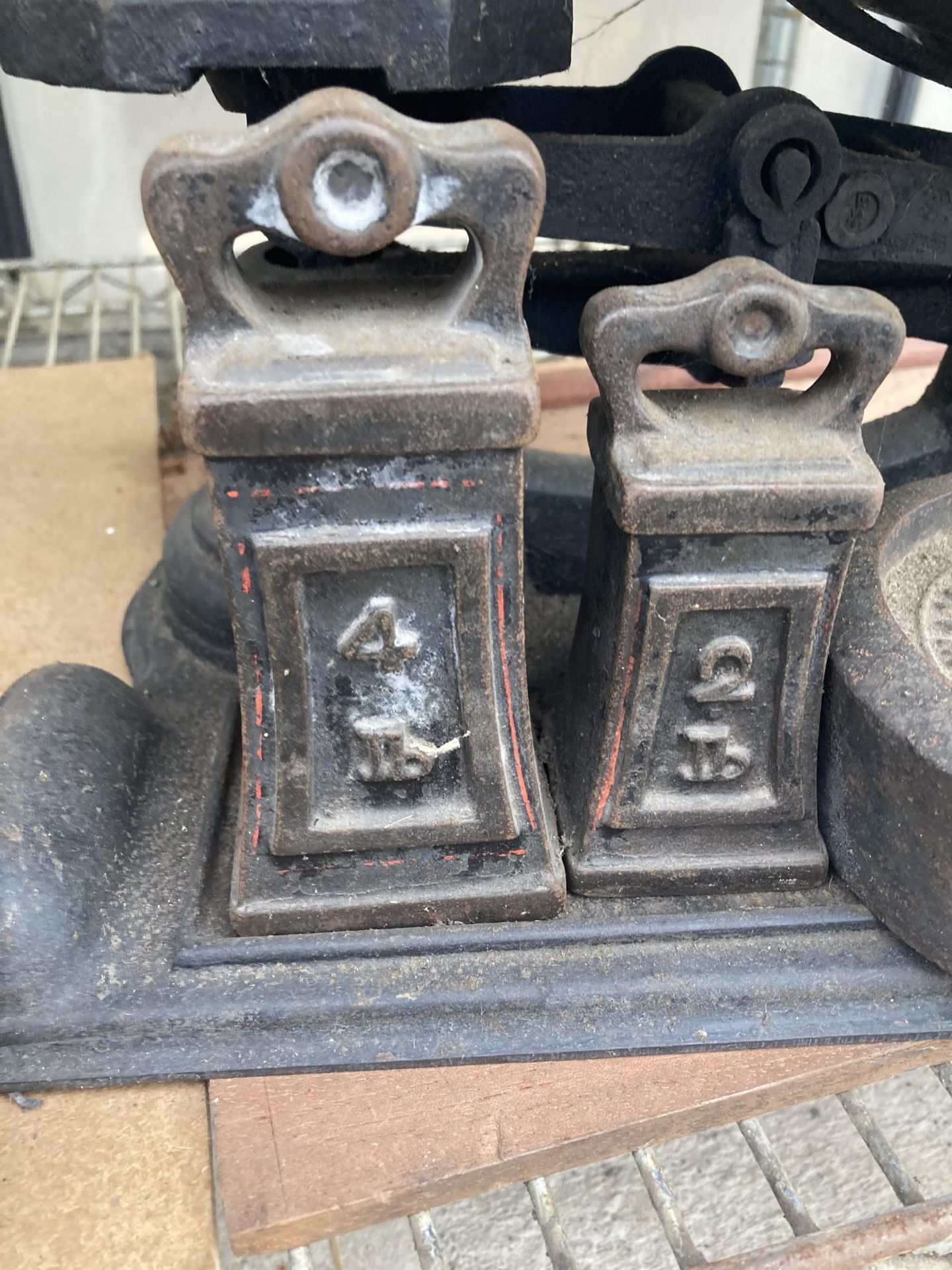 A PAIR OF VINTAGE BALANCE SCALES WITH AN ASSORTMENT OF WEIGHTS - Image 2 of 5