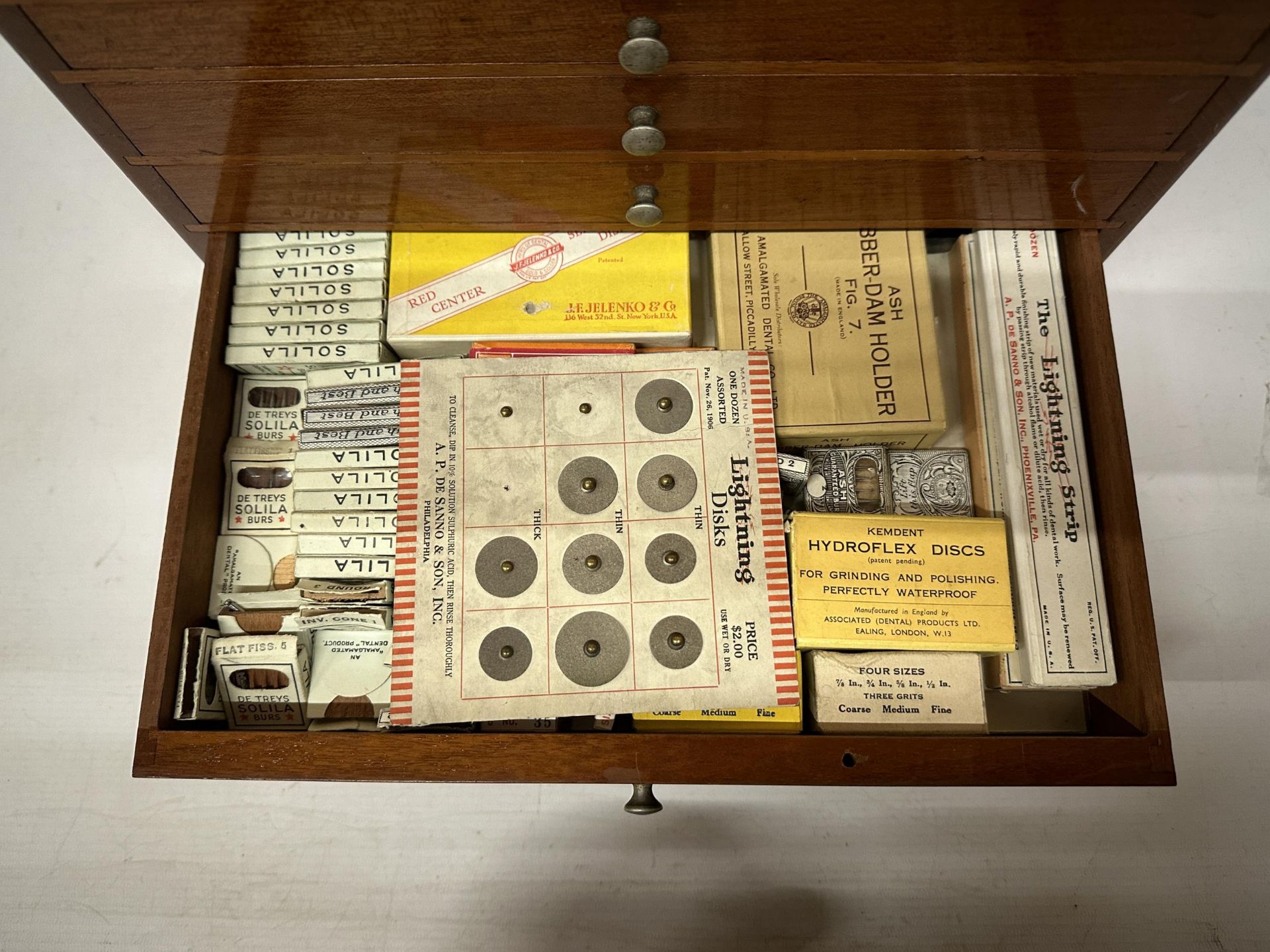 AN DENTAL SURGEON'S ANTIQUE TRAVEL CABINET WITH CONTENTS - Image 9 of 10