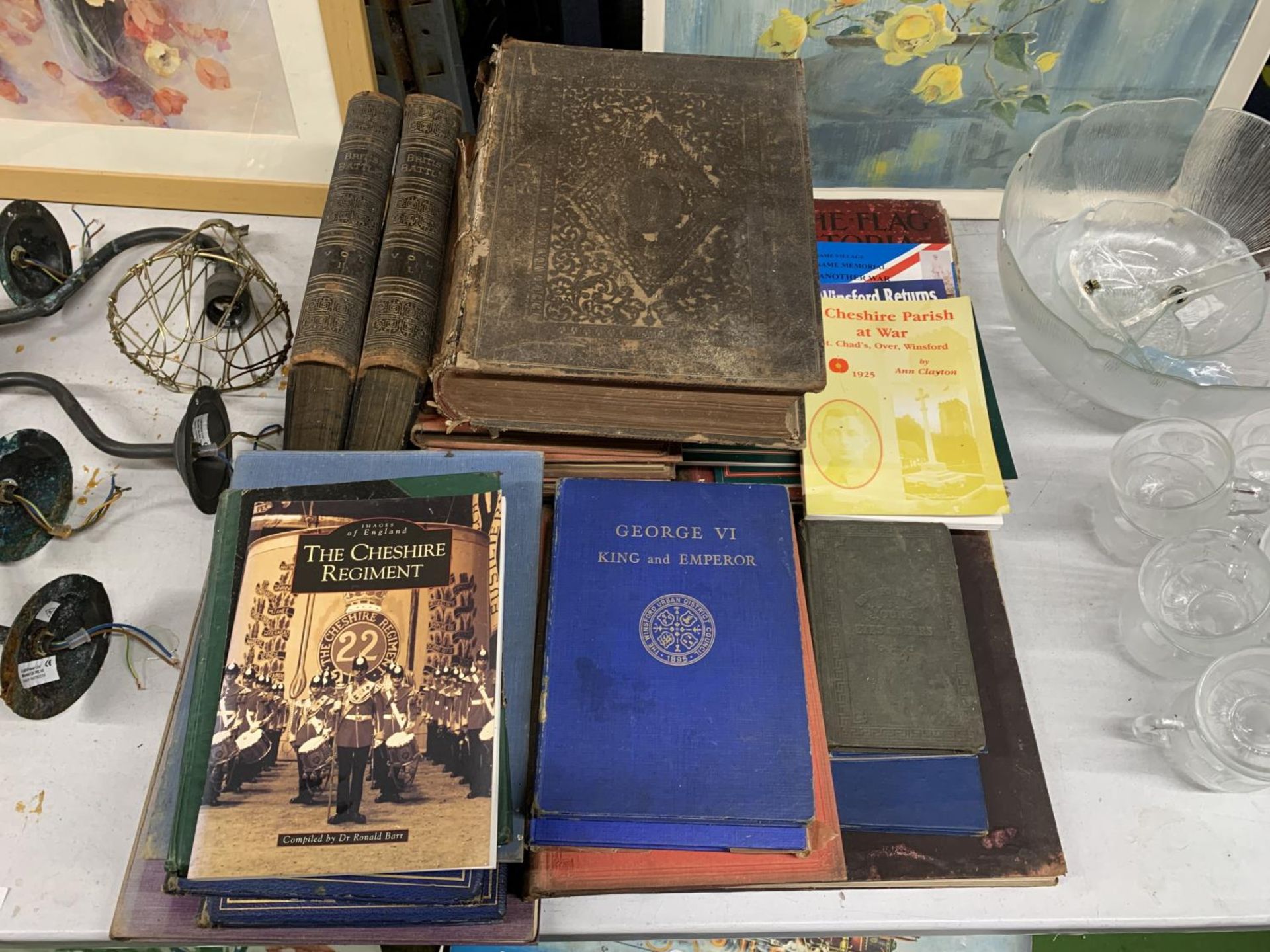 A LARGE QUANTITY OF VINTAGE BOOKS TO INCLUDE A LARGE BIBLE, VOLUME 1 AND 2 OF BRITISH BATTLES,