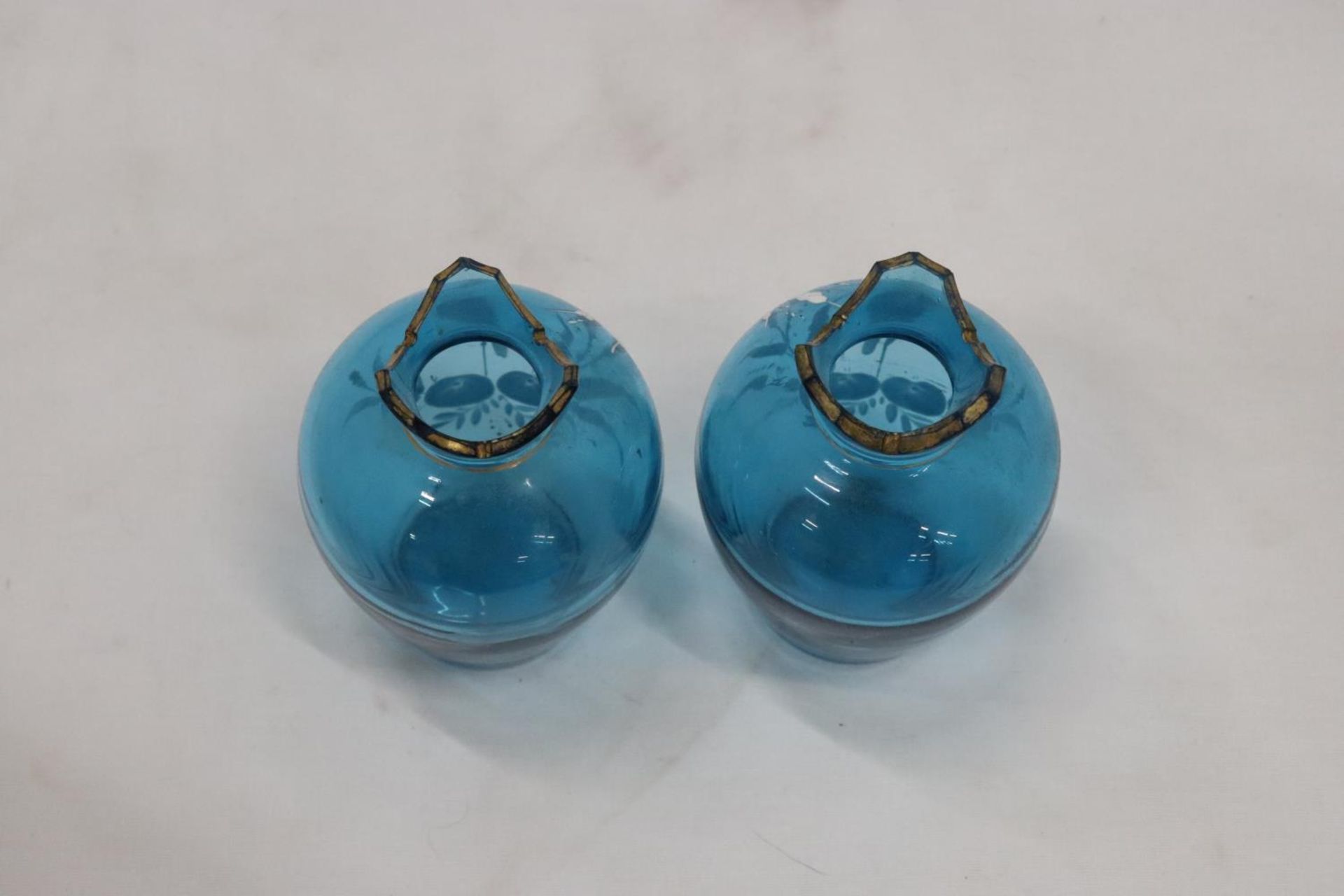 A PAIR OF SMALL BLUE MARY GREGORY STYLE ETCHED VASES, HEIGHT 12CM - Image 4 of 4