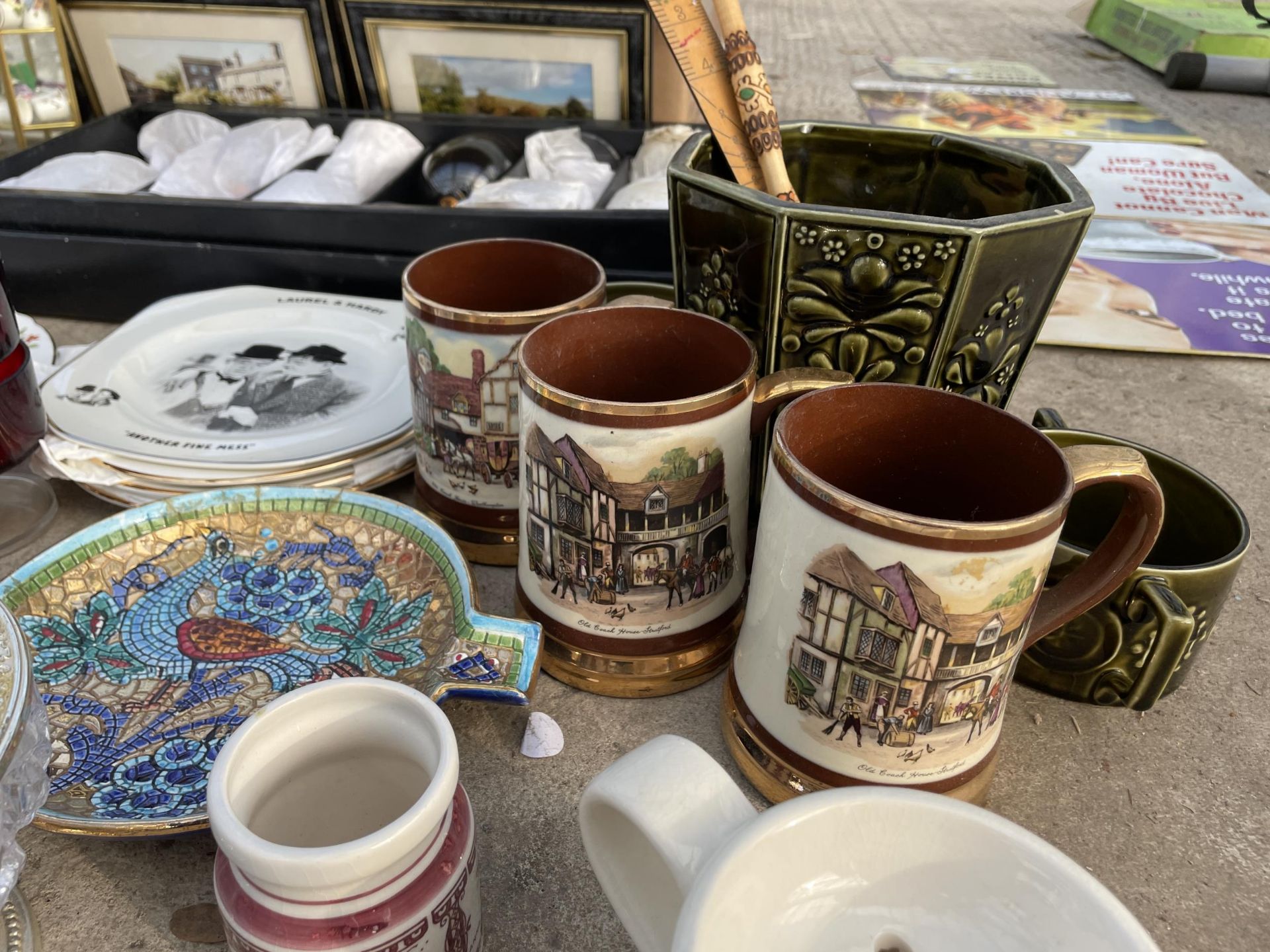 AN ASSORTMENT OF VARIOUS CERAMICS AND GLASSWARE - Image 10 of 10