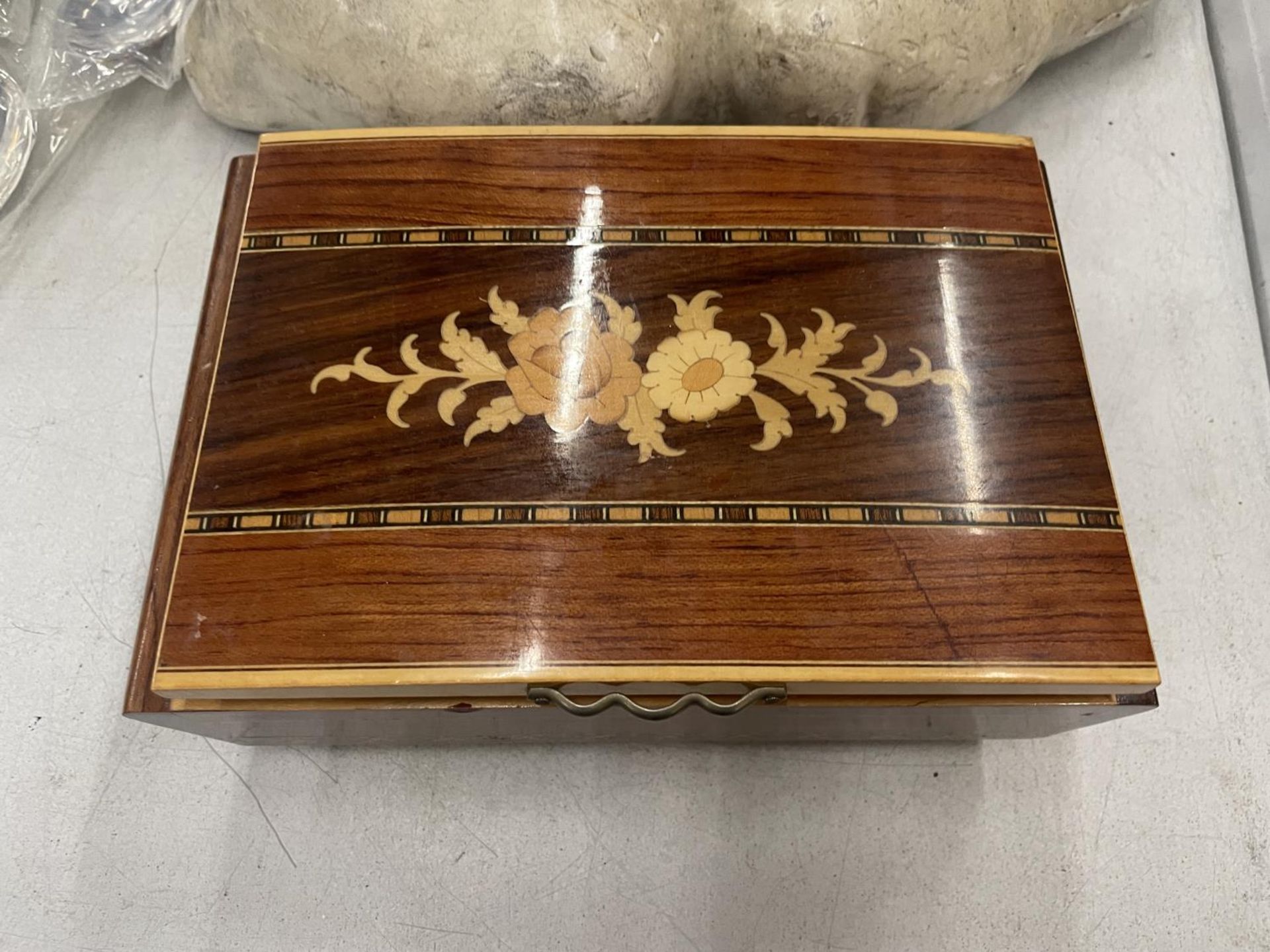 AN INLAID JEWELLERY BOX CONTAINING A QUANTITY OF LADIES WRISTWATCHES - Image 3 of 3