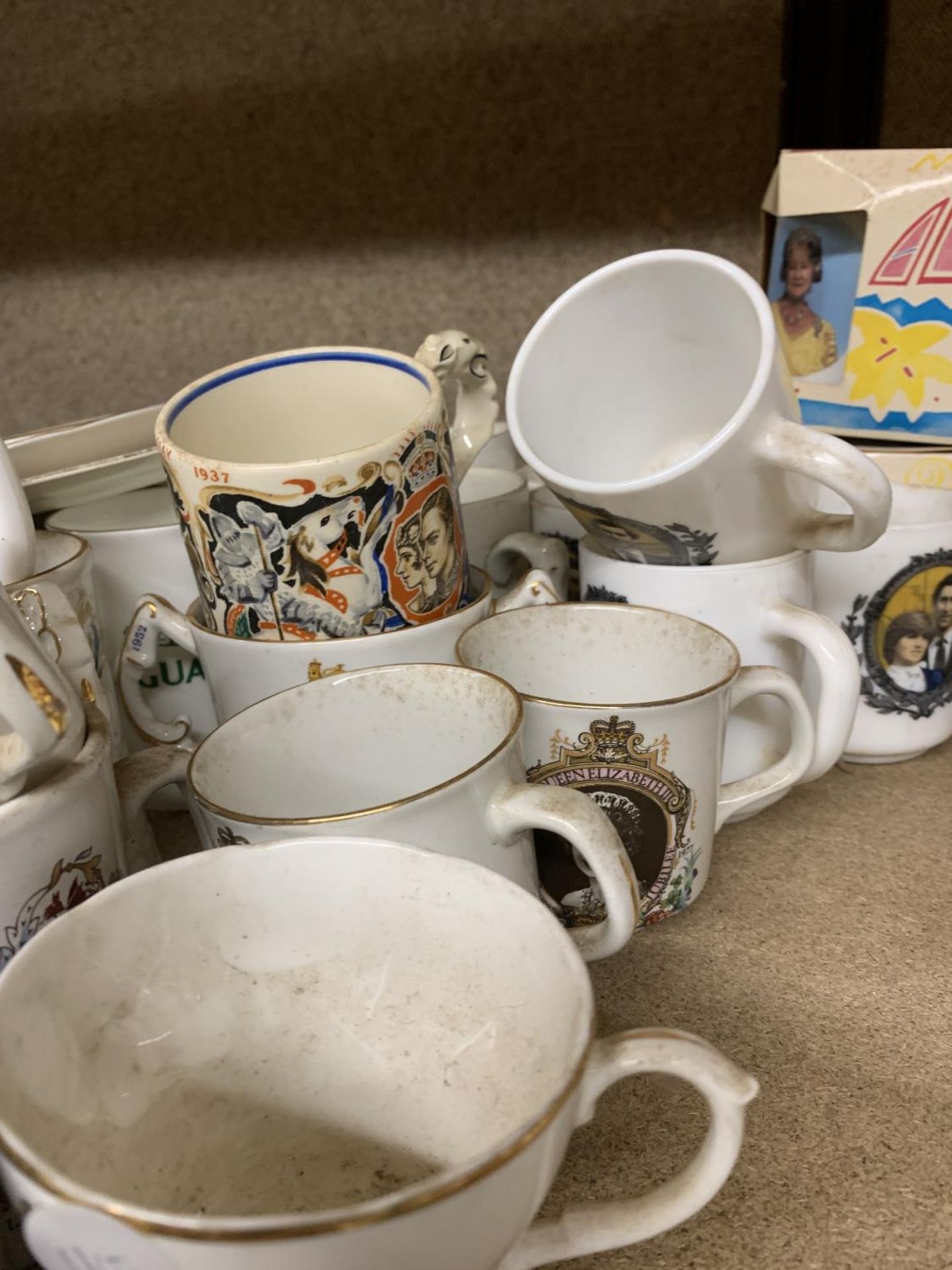 A LARGE COLLECTION OF ROYAL MEMORABILIA CUPS, ETC - Bild 3 aus 4