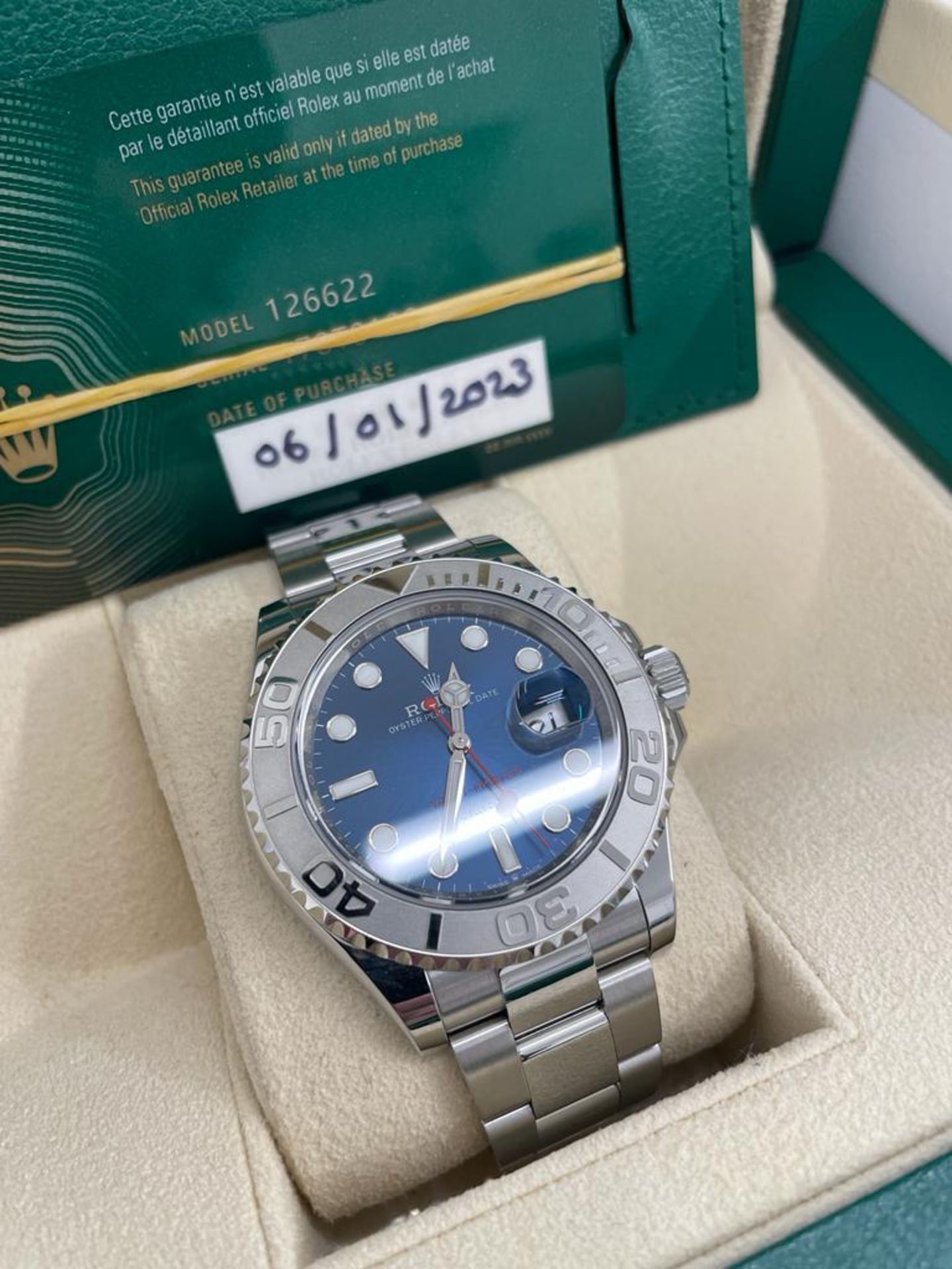 A ROLEX YACHTMASTER 40 MM WRIST WATCH WITH STAINLESS STEEL CASE AND BRACELET, SOUGHT AFTER BLUE - Image 3 of 5