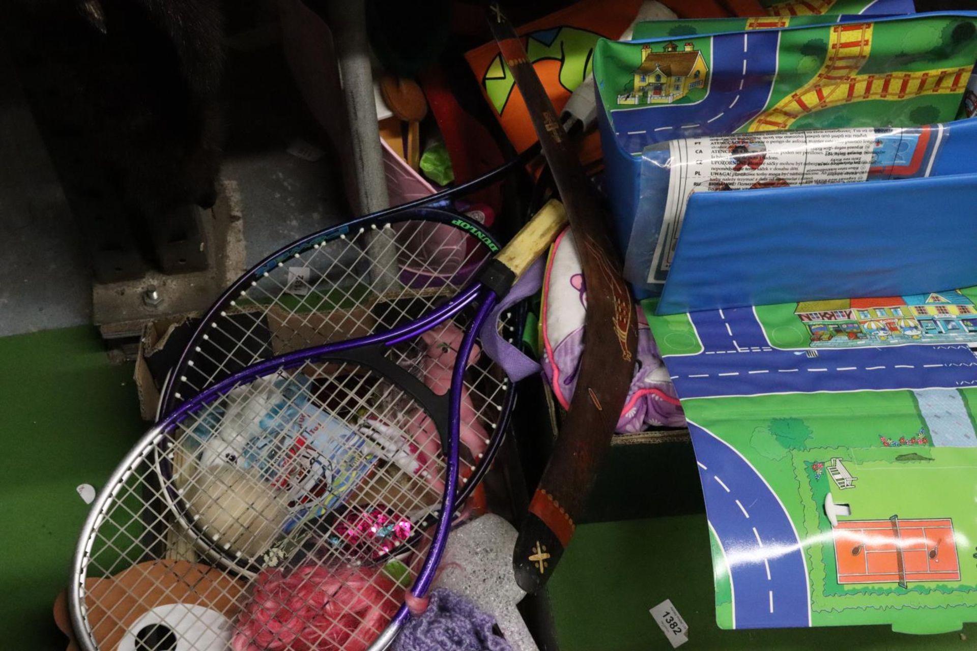 A LARGE QUANTITY OF TOYS AND SPORTING EQUIPMENT TO INCLUDE TENNIS RACKETS, BOOMERANG, PLAYMATS, SOFT - Image 3 of 4