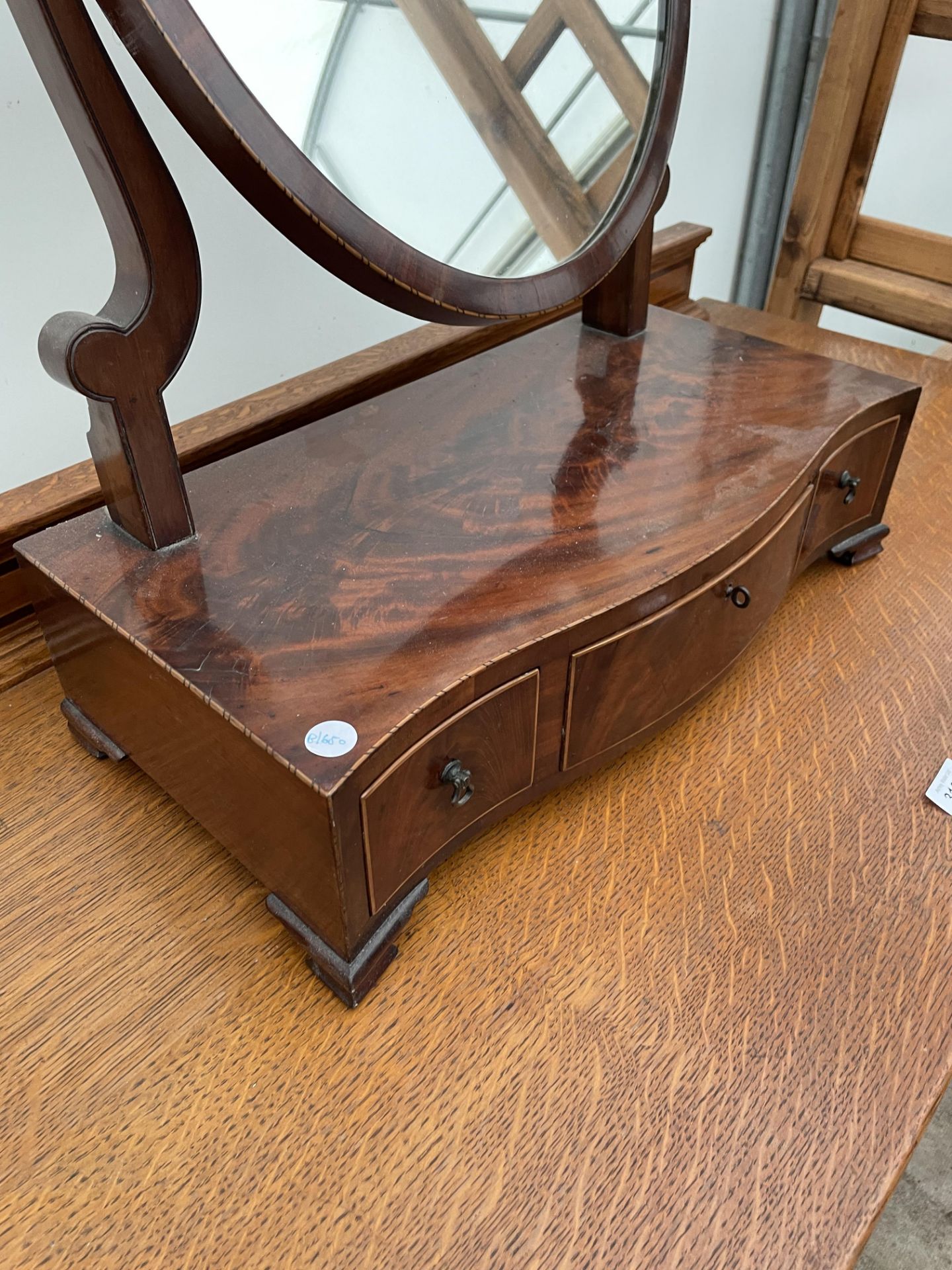 A 19TH CENTURY MAHOGANY SWING FRAME DRESSING MIRROR - Image 2 of 4