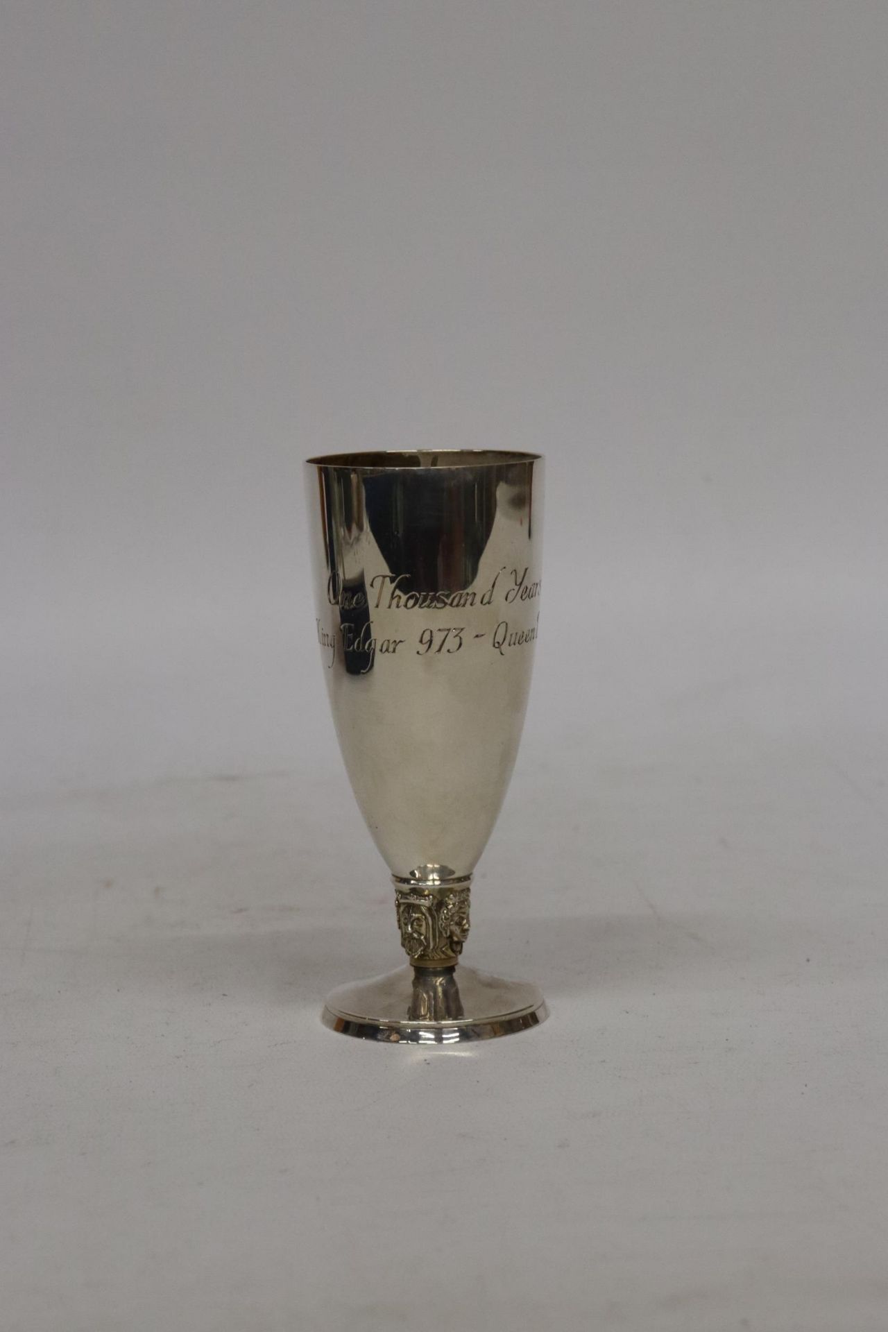 A CASED HALL MARKED SILVER GOBLET COMMERATING 100 YEARS OF MONARCHY - WEIGHT 171 GRAM - Image 2 of 5