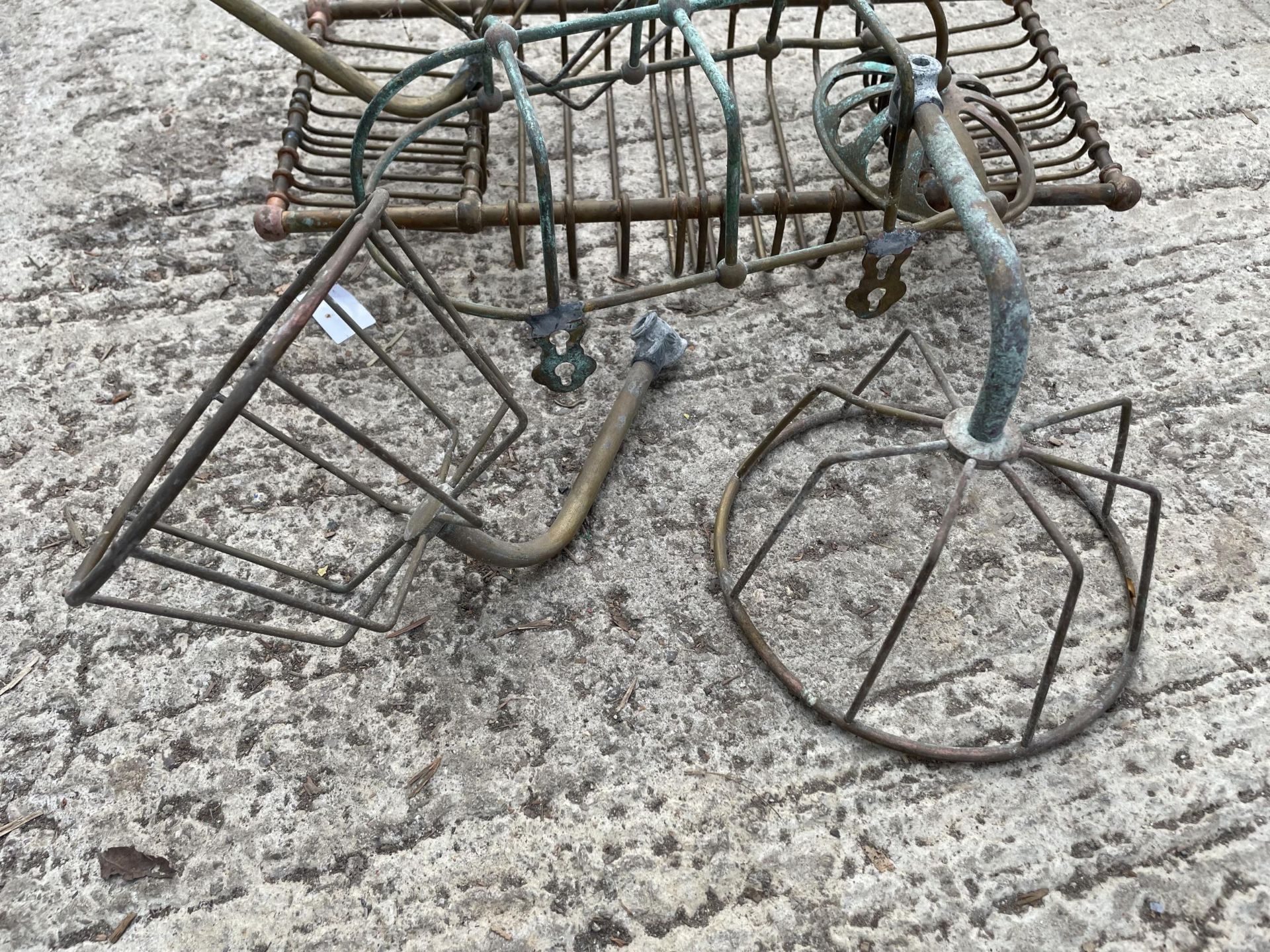 AN ASSORTMENT OF VINTAGE METAL WALL RACKS AND TRAYS ETC - Image 2 of 3