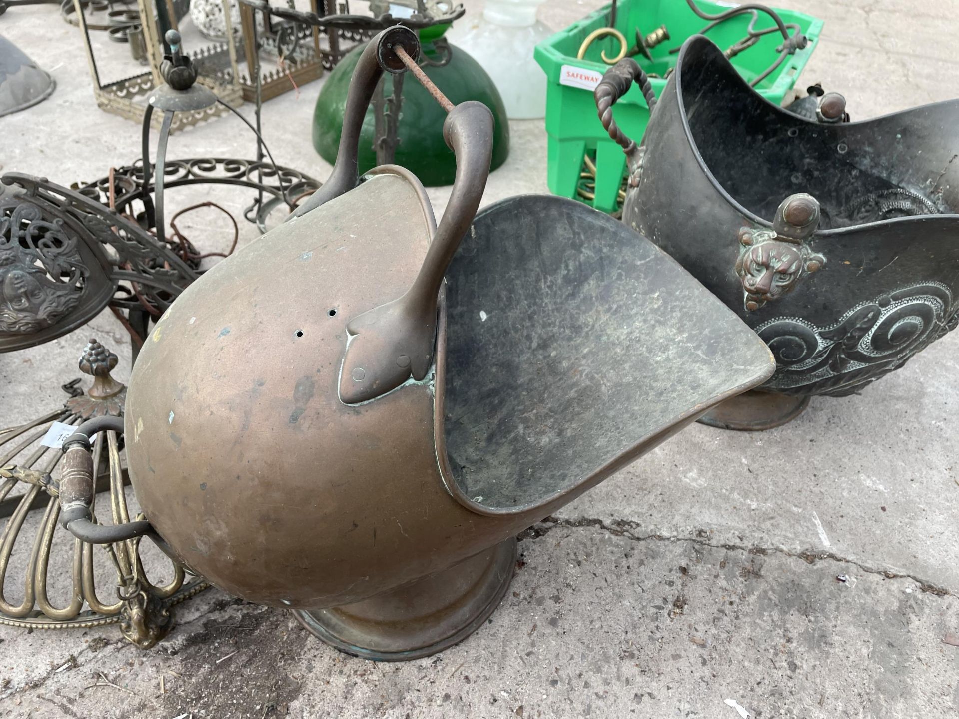 TWO VINTAGE KETTLES TO INCLUDE ONE COPPER AND TWO VINTAGE BRASS AND COPPER COAL BUCKETS - Image 3 of 4