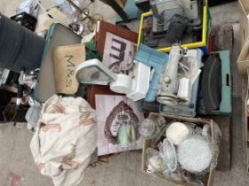 AN ASSORTMENT OF HOUSEHOLD CLEARANCE ITEMS