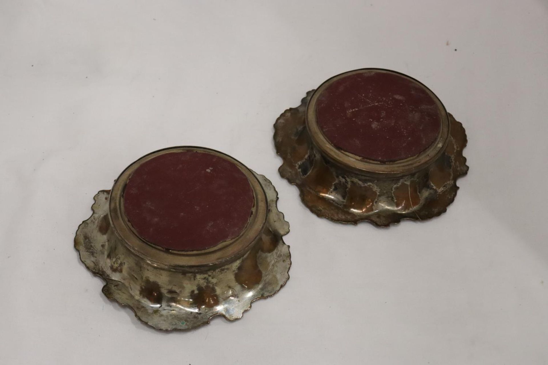 A PAIR OF VINTAGE SILVER PLATED WINE/DECANTER COASTERS EMBOSSED WITH LEAVES AND GRAPES, DIAMETER - Image 3 of 4