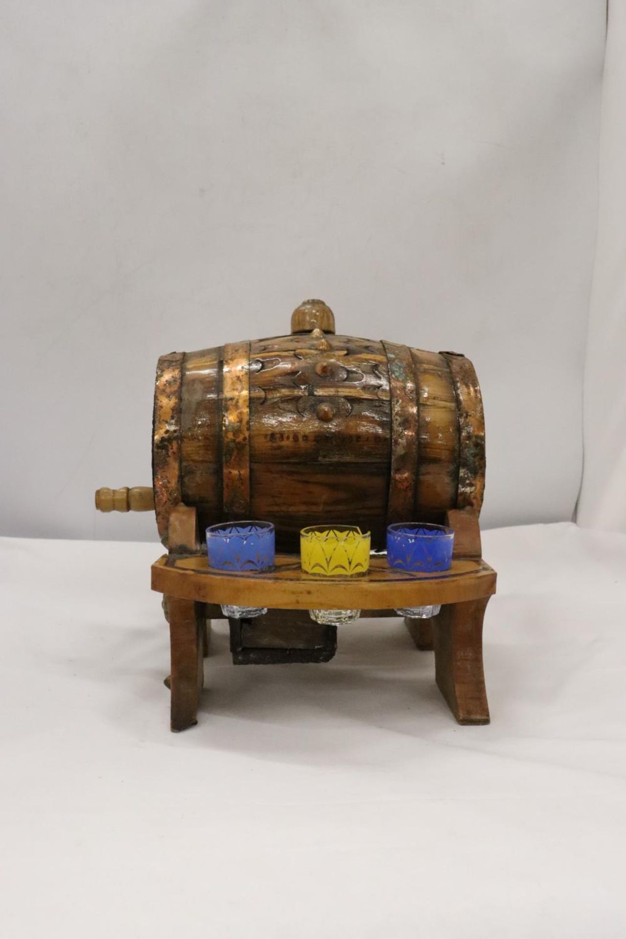 A SMALL VINTAGE BARREL WITH SIX GLASSES - 1 A/F - Image 3 of 7