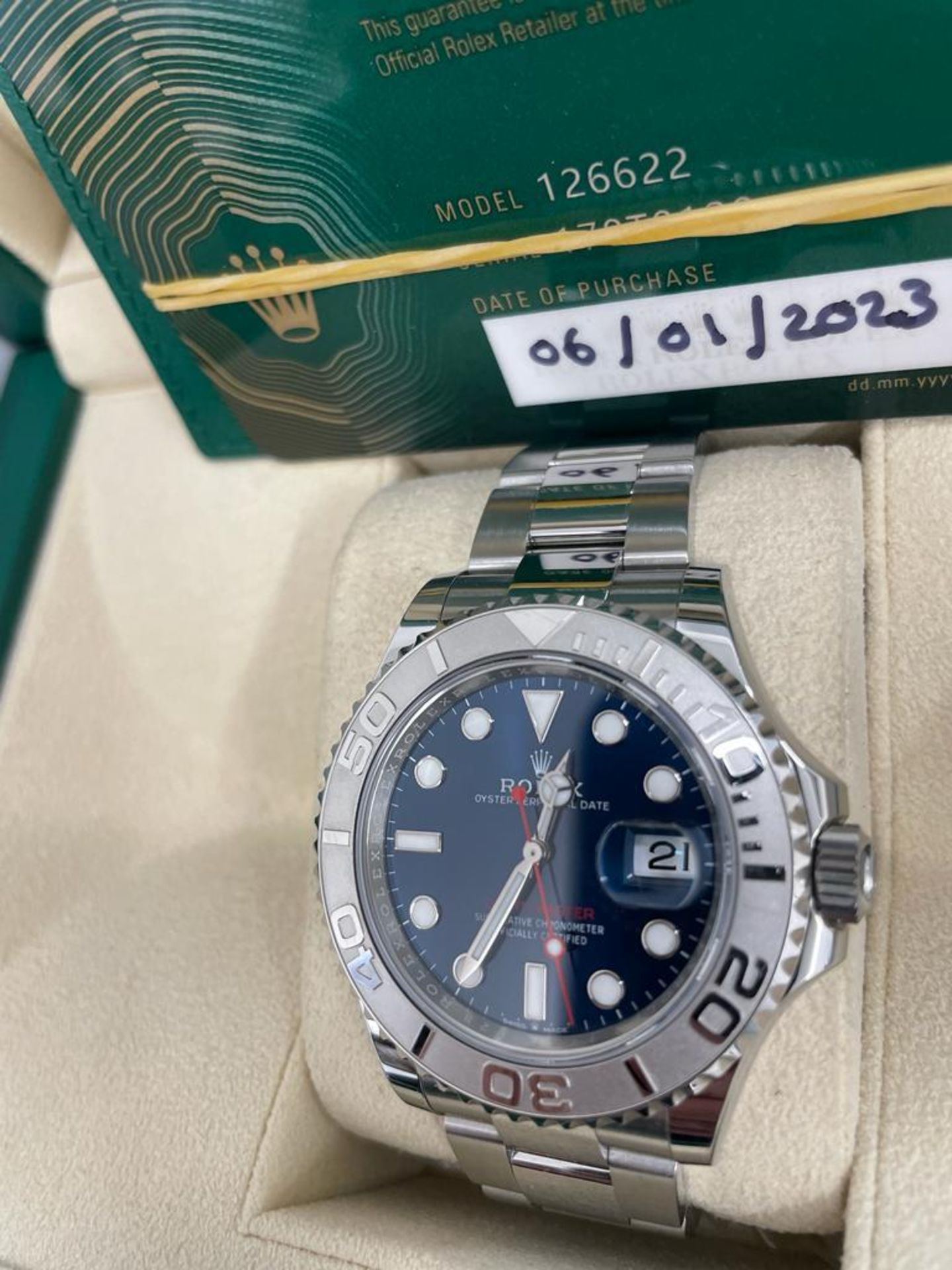 A ROLEX YACHTMASTER 40 MM WRIST WATCH WITH STAINLESS STEEL CASE AND BRACELET, SOUGHT AFTER BLUE - Image 4 of 5