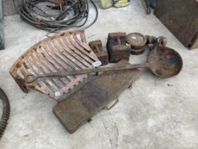AN ASSORTMENT OF VINTAGE ITEMS TO INCLUDE A FIRE GRATE, WEIGHTS AND A TOW HITCH ETC