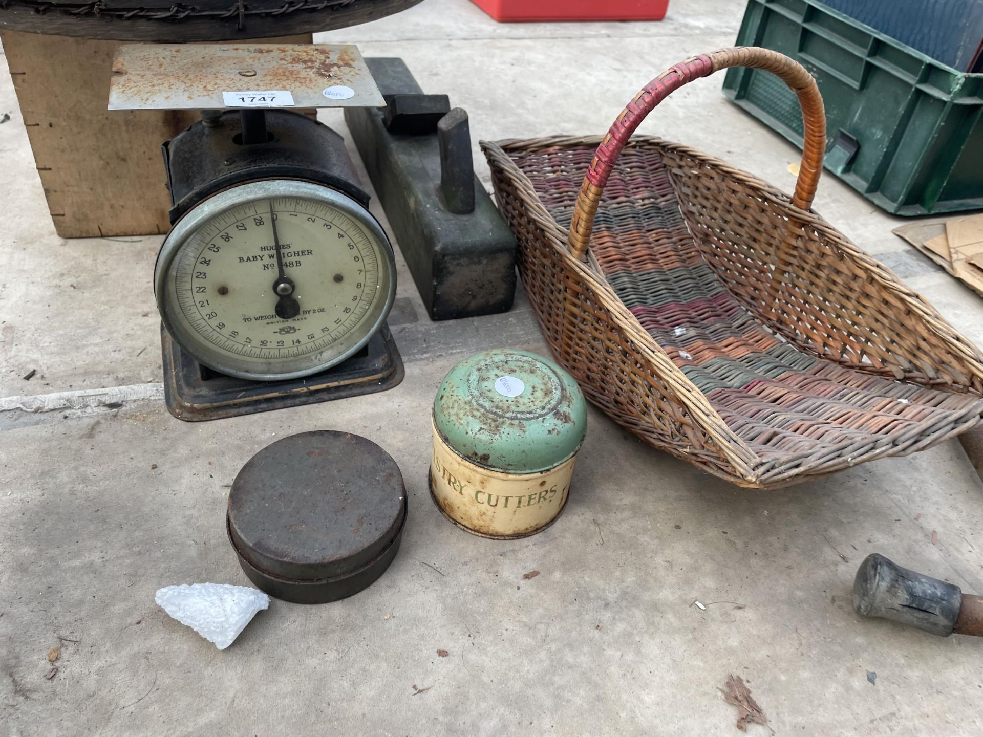 AN ASSORTMENT OF VINTAGE ITEMS TO INCLUDE SCALES, A WOOD PLANE AND A SIEVE ETC - Image 2 of 2