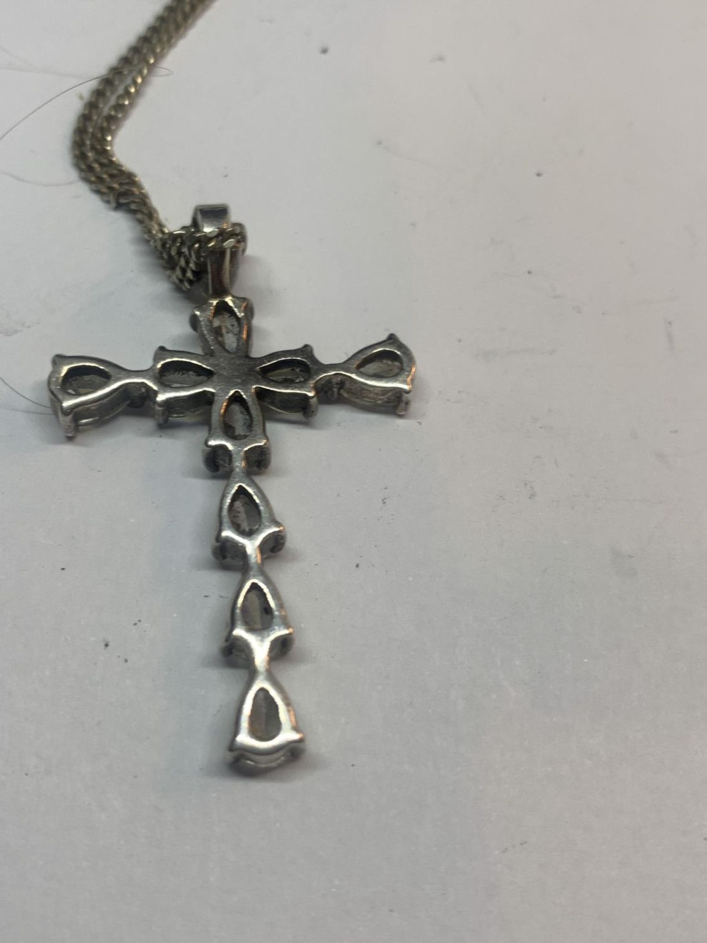 A SILVER CROSS AND CHAIN IN A PRESENTATION BOX - Image 3 of 3