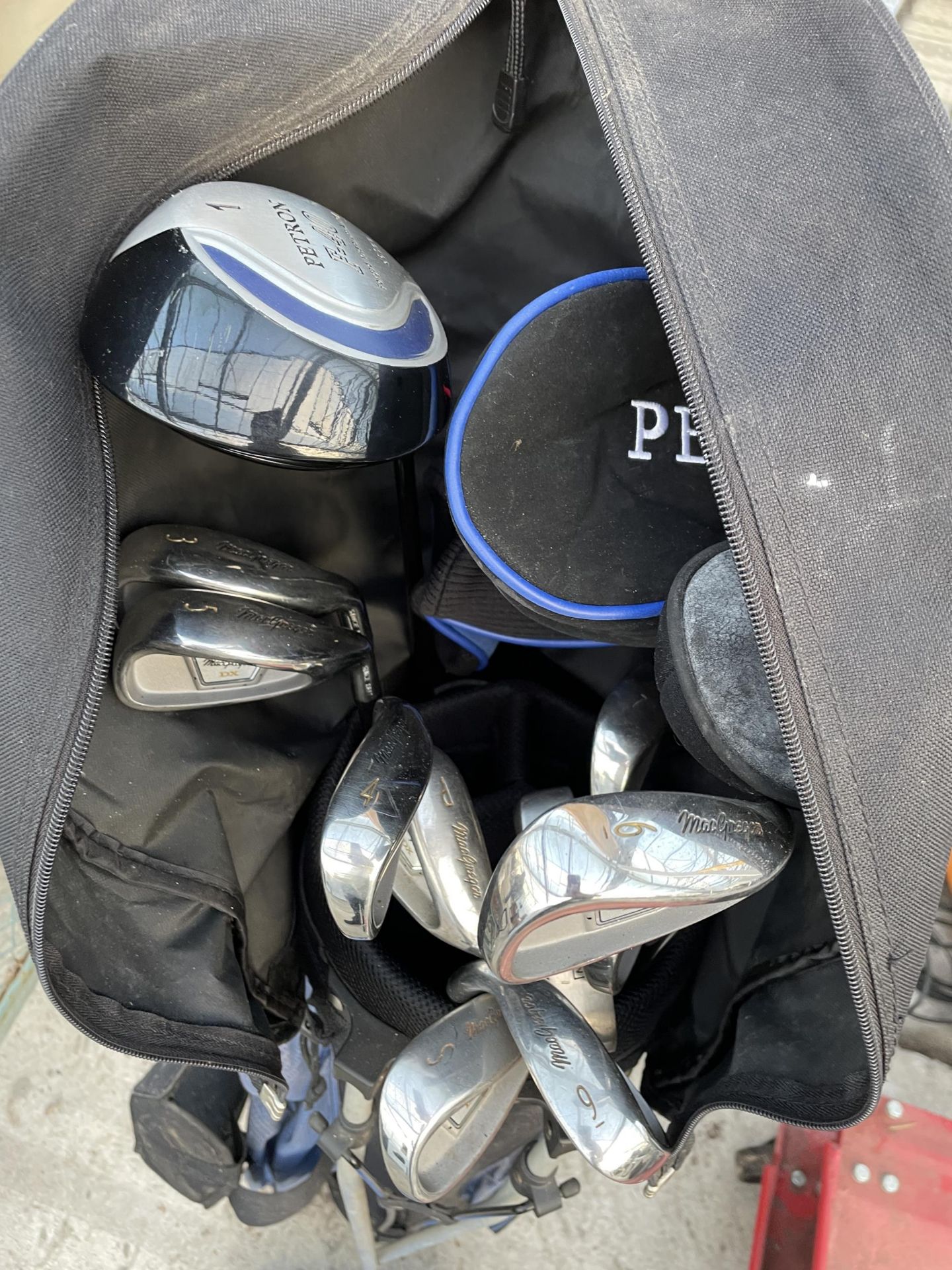 A GOLF BAG WITH GOLF BALLS AND AN ASSORTMENT OF CLUBS TO INCLUDE MCGREGOR AND A PATRON DRIVER ETC - Bild 2 aus 3