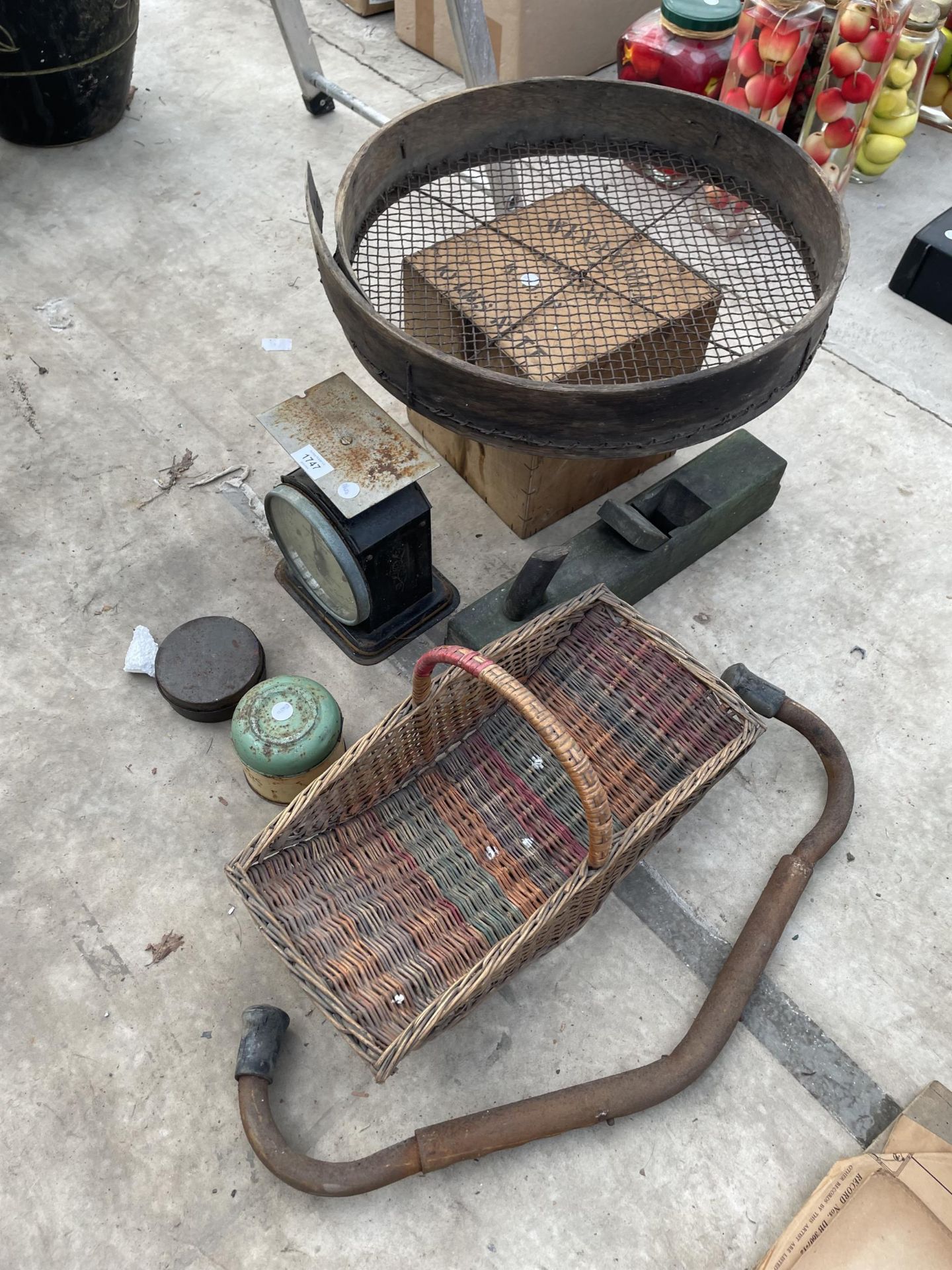 AN ASSORTMENT OF VINTAGE ITEMS TO INCLUDE SCALES, A WOOD PLANE AND A SIEVE ETC