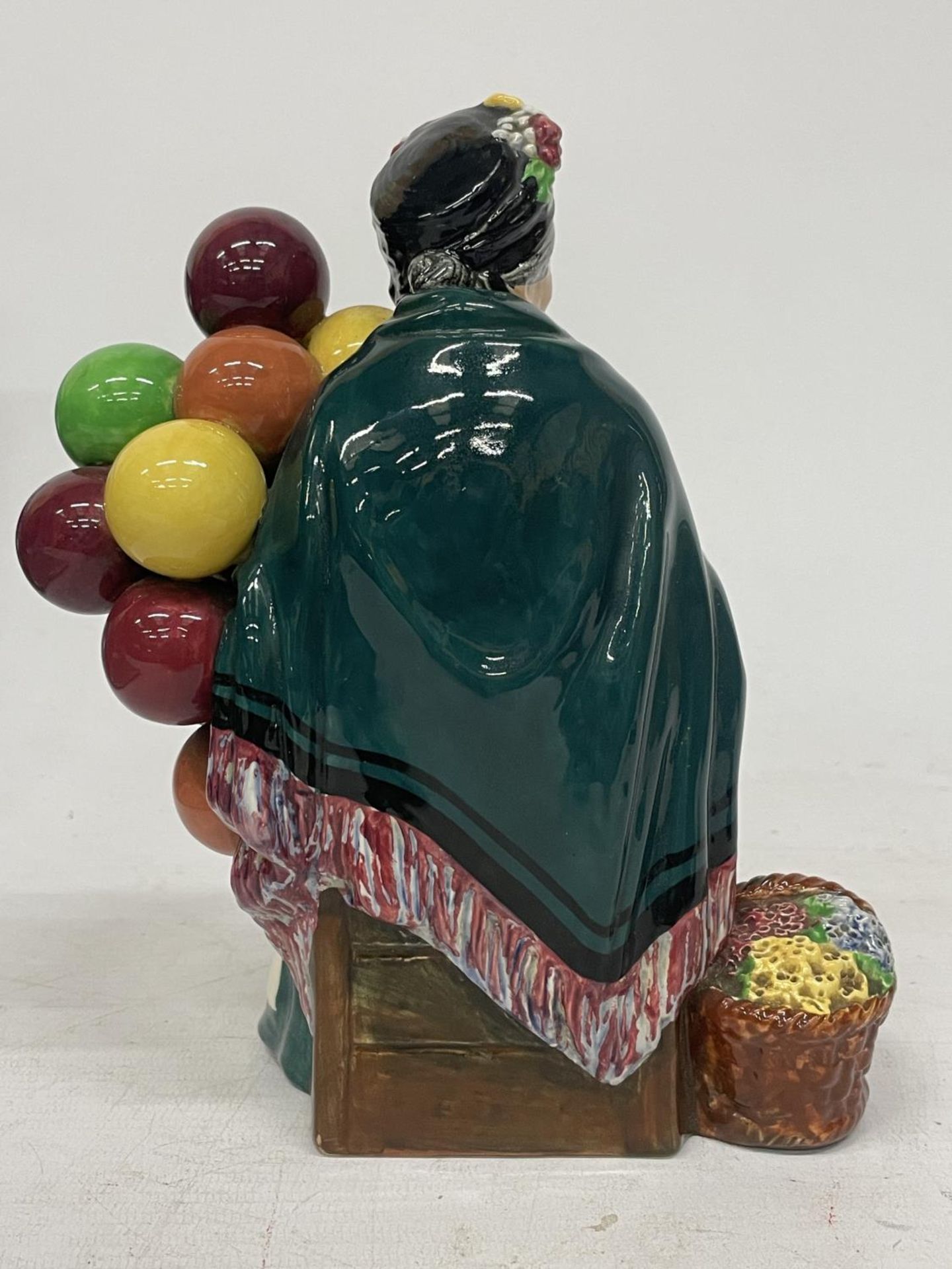 A ROYAL DOULTON FIGURE OF "THE OLD BALLOON SELLER" HN 1315 - Image 3 of 5