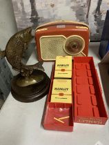 A VINTAGE LOT TO INCLUDE A DANSETTE 222 TRANSISTOR RADIO, A METAL FISH SCULPTURE ON WOODEN PLINTH