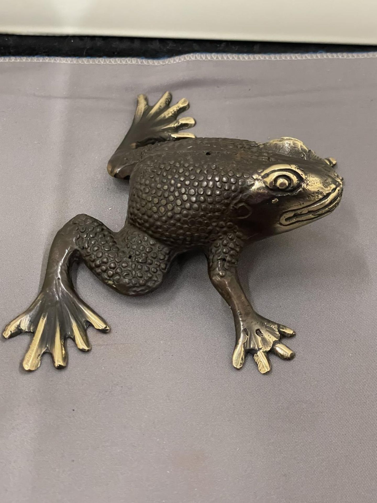A BRONZE FIGURE OF A FROG - Image 4 of 6