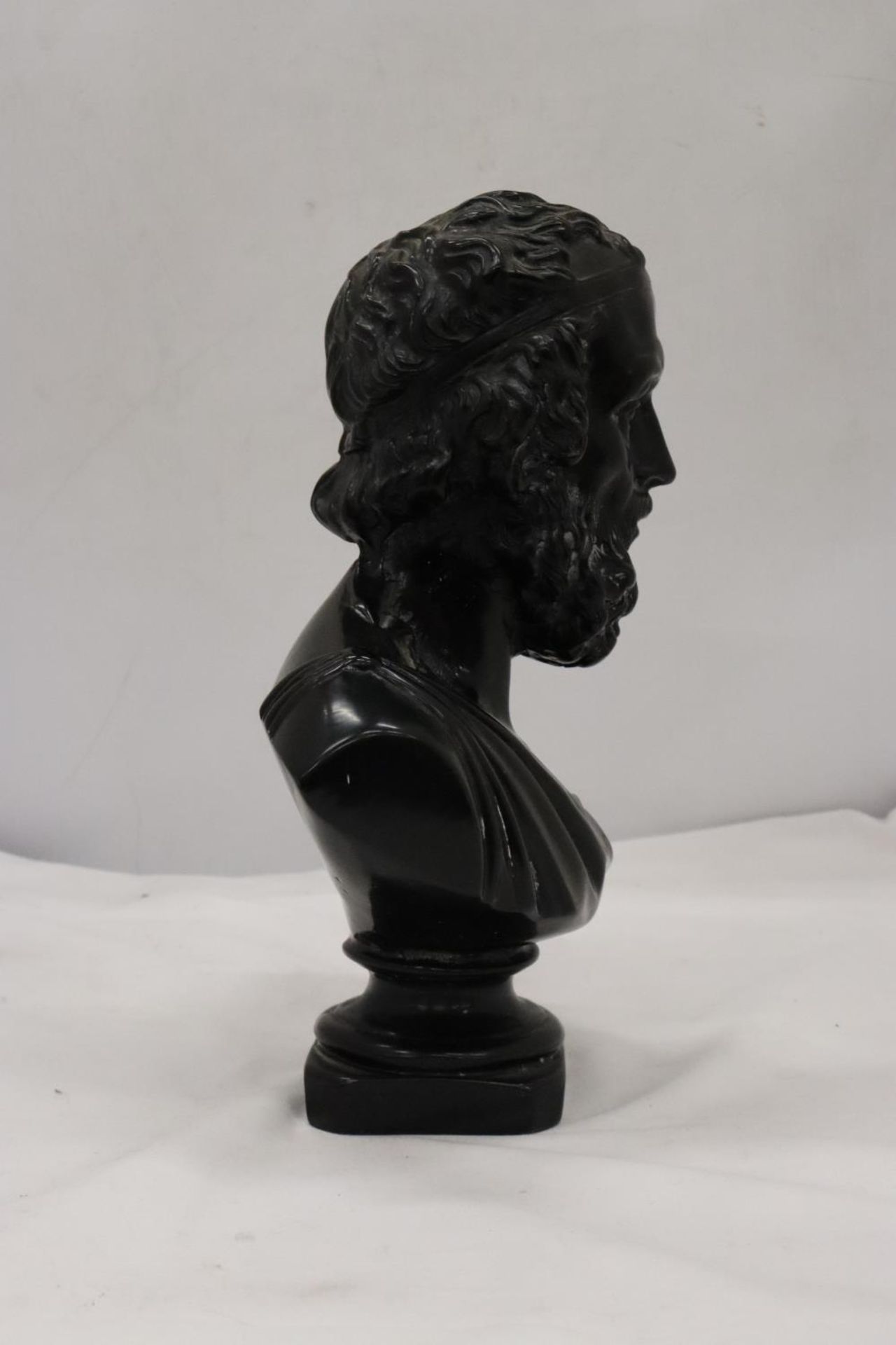 A HEAVY RESIN BUST OF CLASSICAL GREEK POET TITLED - 'HOMERE', HEIGHT 30 CM - Image 4 of 4