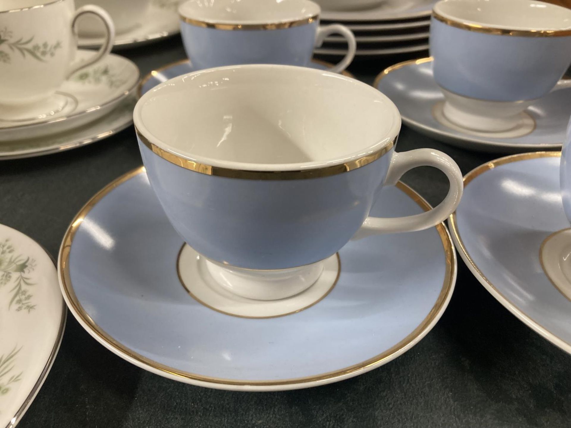 A WEDGWOOD WESTBURY FOUR TRIO SET WITH JUG , SUGAR BOWL AND TEAPOT AND ROYAL DOULTON BLUE AND - Image 5 of 6