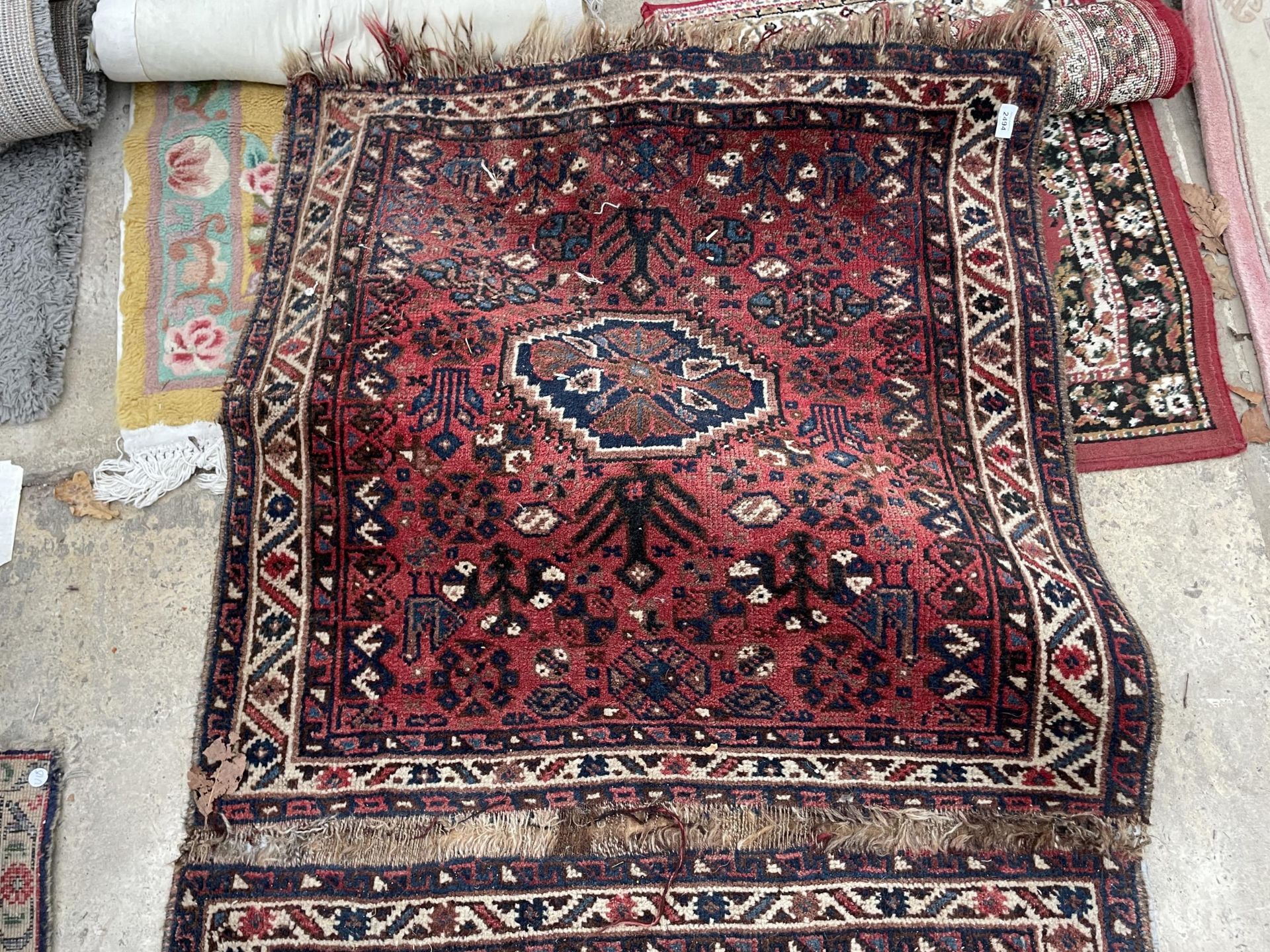A SMALL VINTAGE RED PATTERNED FRINGED RUG - Image 2 of 2