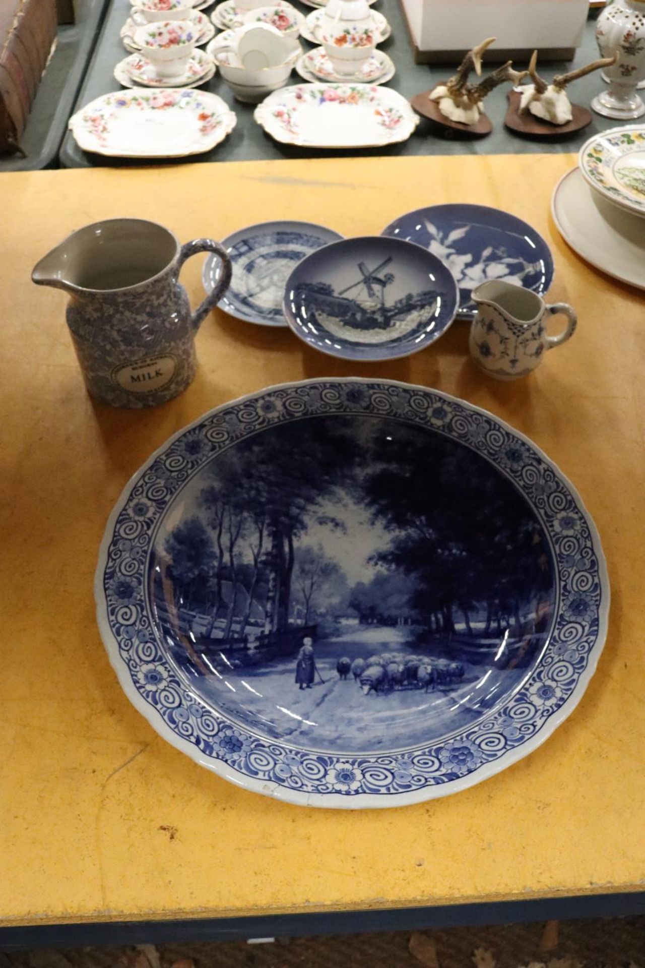 A LARGE VINTAGE BLUE AND WHITE DELFT BOWL, DIAMETER 39CM - A/F, ONE PART OF THE RIM HAS BEEN - Bild 6 aus 7