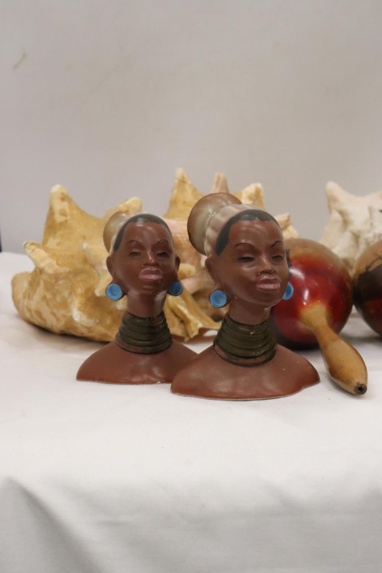 THREE LARGE CONCH SHELLS, A PAIR OF MARACAS AND TWO AFRICAN STYLE BUSTS - Bild 2 aus 4