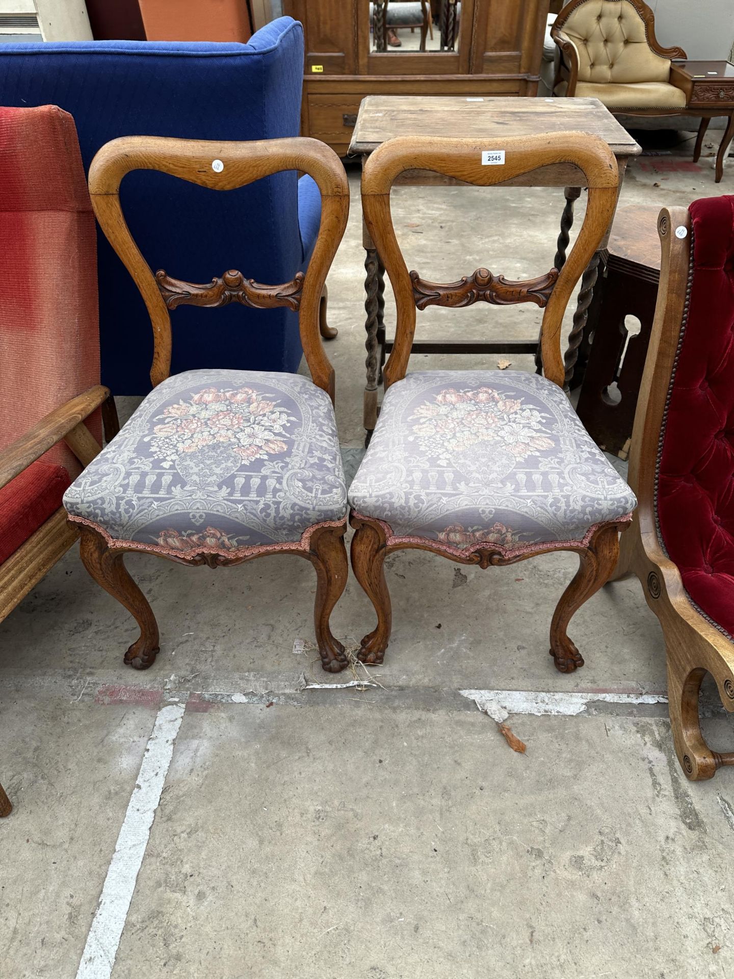 A PAIR OF VICTORIAN ELM DINING CHAIRS