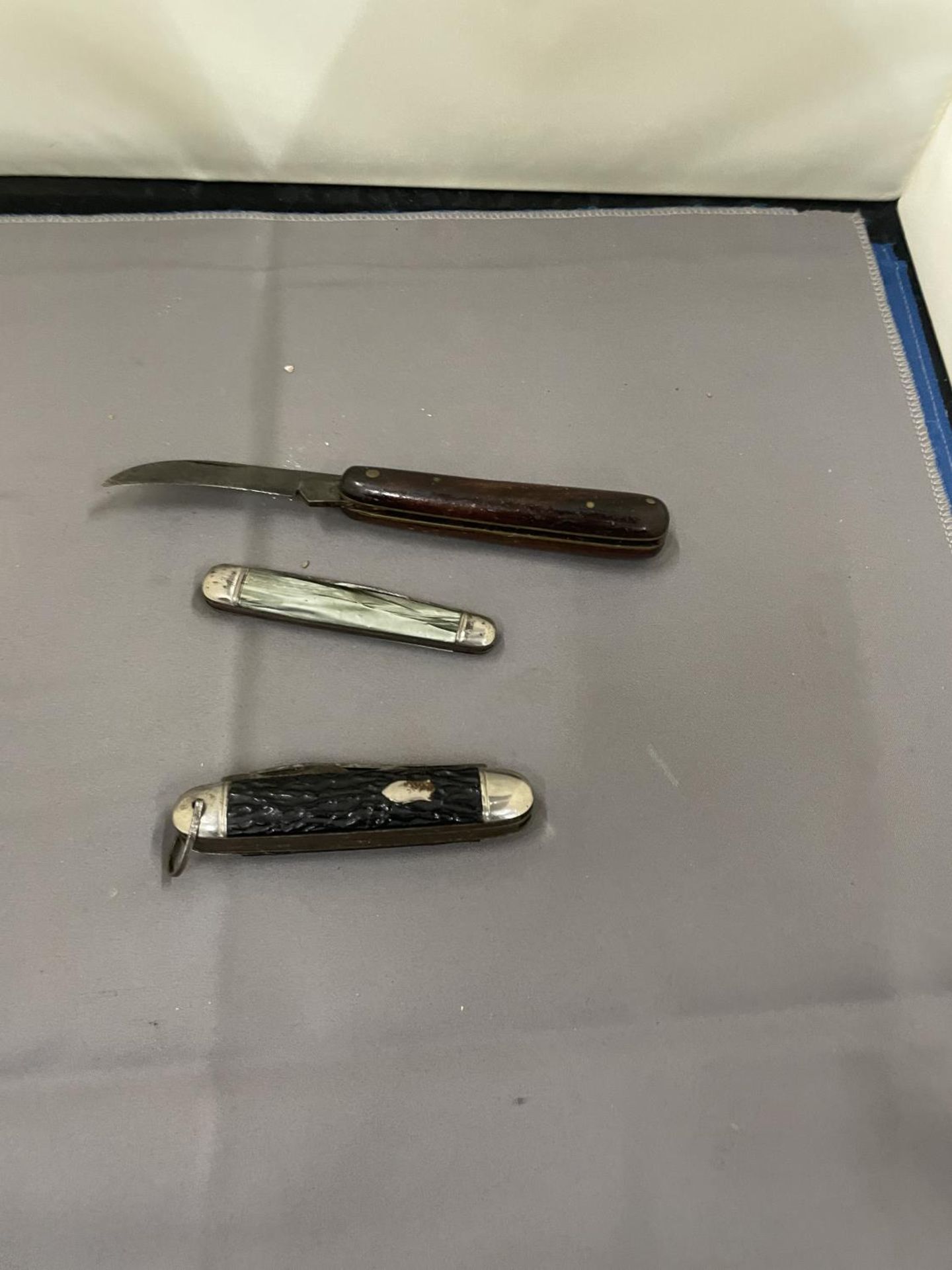 THREE VARIOUS PEN KNIVES - Image 2 of 6