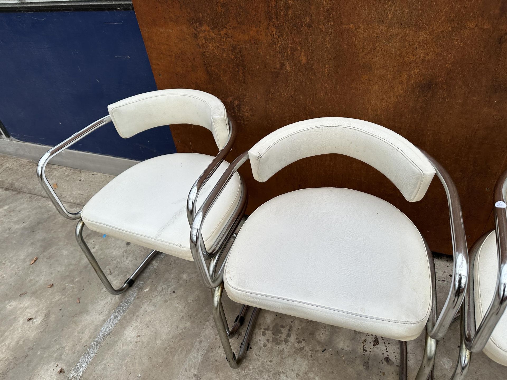 A SET OF FOUR TUBULAR CHROME ELBOW CHAIRS WITH WHITE LEATHER SEATS AND BACKS - Image 4 of 6